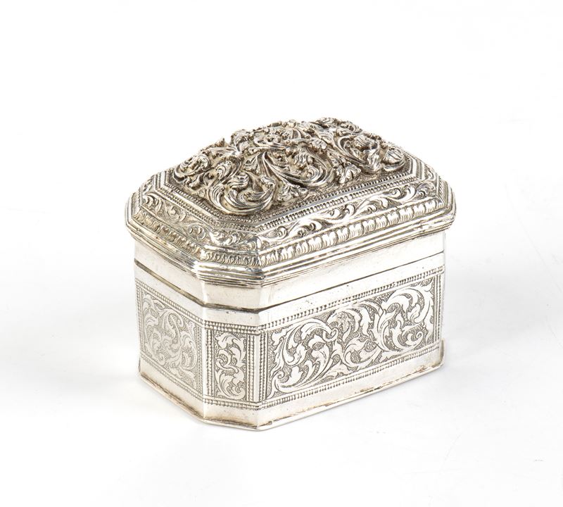 Scatola ottagonale in argento birmano, sbalzo e cesello, inizio XX secolo
