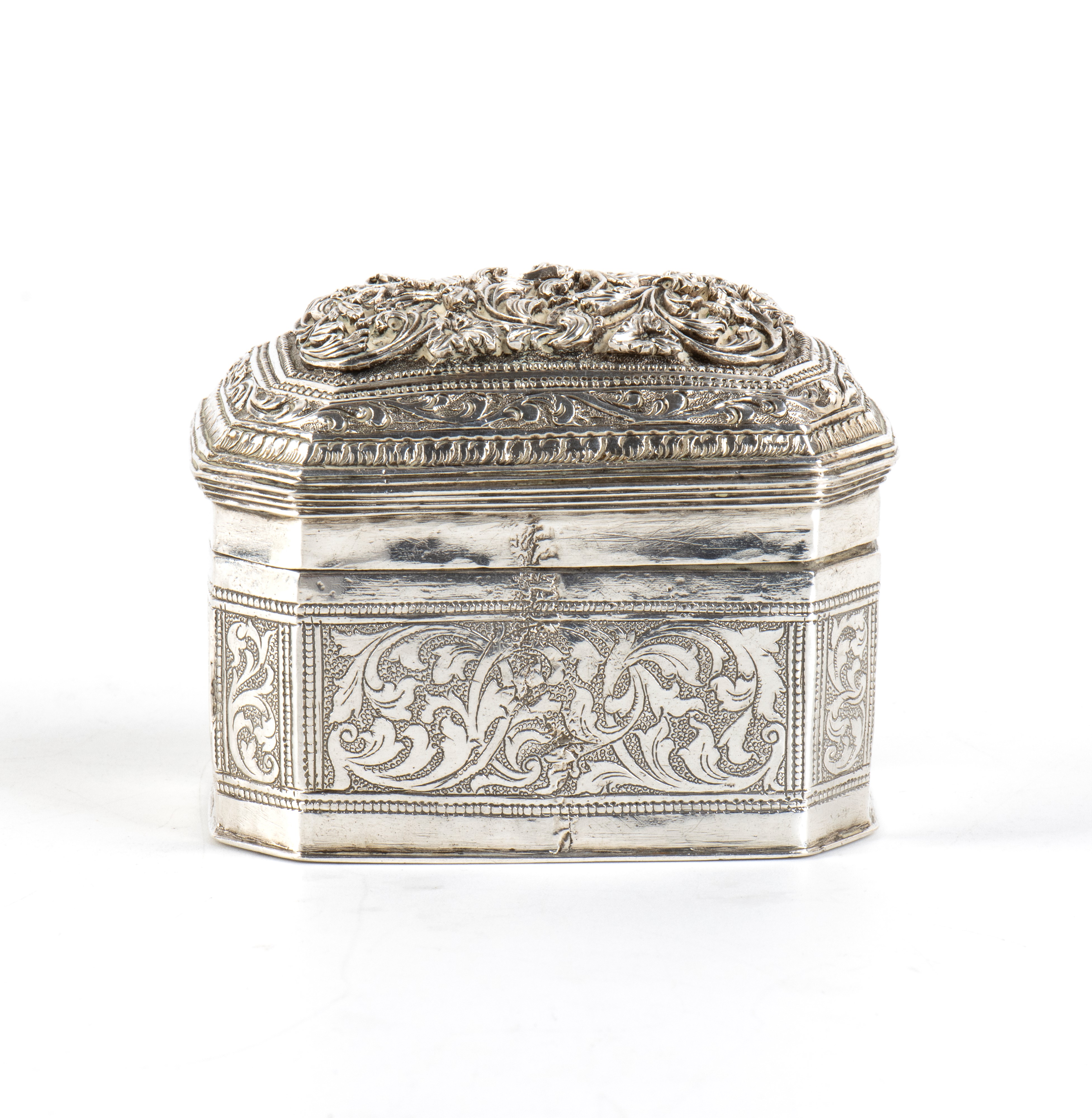 Scatola ottagonale in argento birmano, sbalzo e cesello, inizio XX secolo