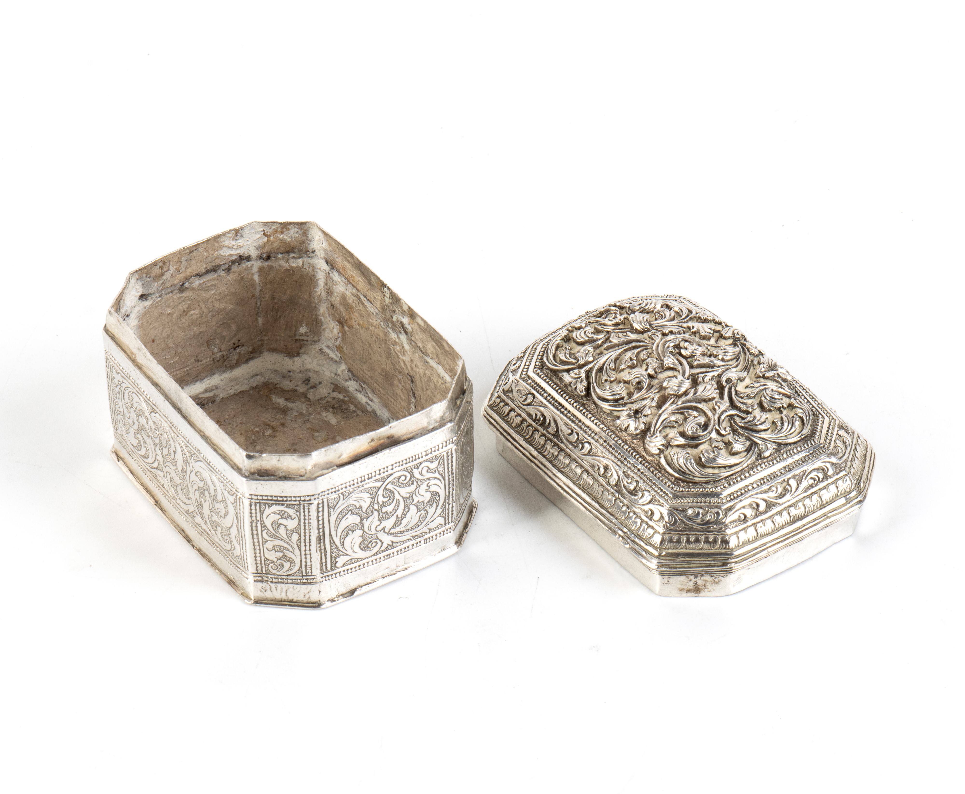 Scatola ottagonale in argento birmano, sbalzo e cesello, inizio XX secolo