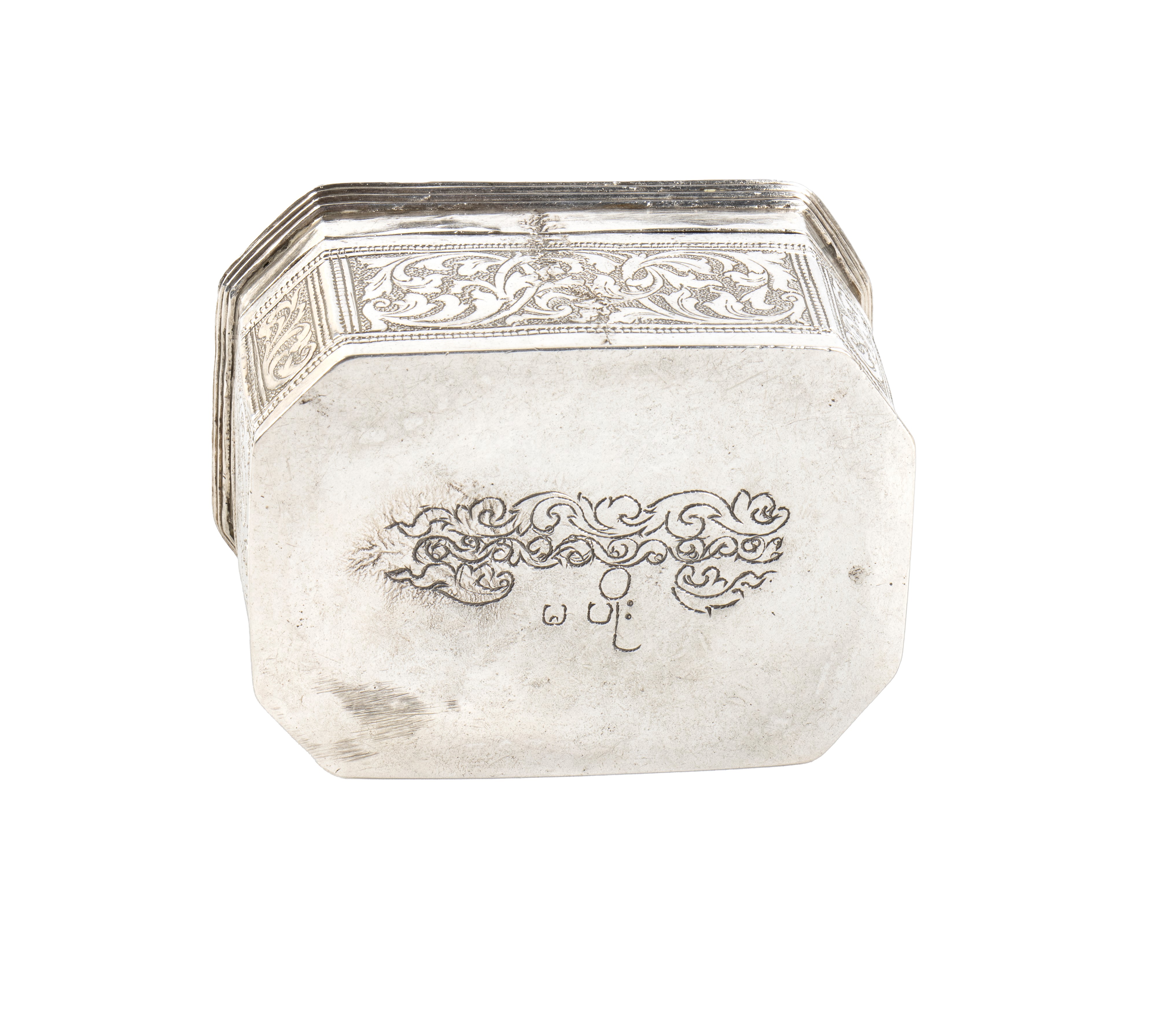 Scatola ottagonale in argento birmano, sbalzo e cesello, inizio XX secolo