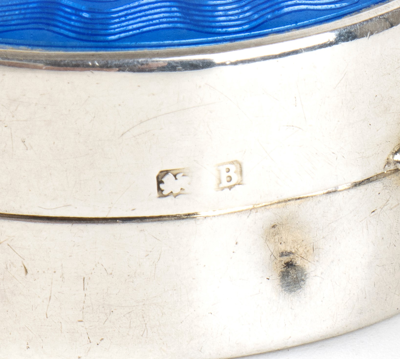Birmingham (1925–1926), Scatolina circolare in argento 925/1000 con smalti guilloché blu