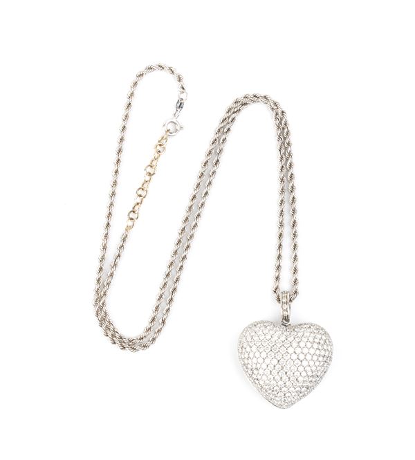 Collana con pendente a cuore in oro bianco e diamanti