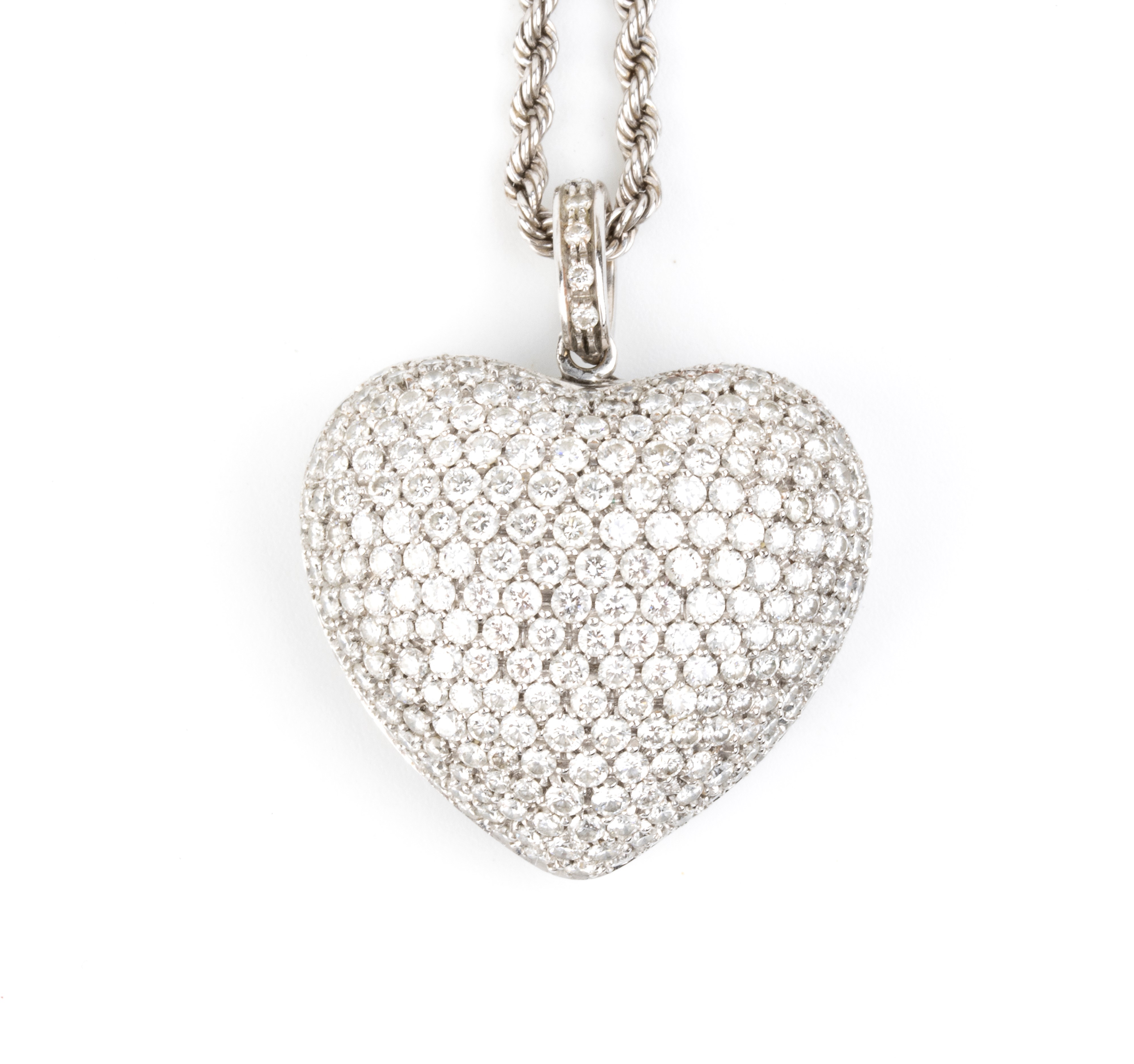 Collana con pendente a cuore, oro bianco 18k e diamanti a pavé