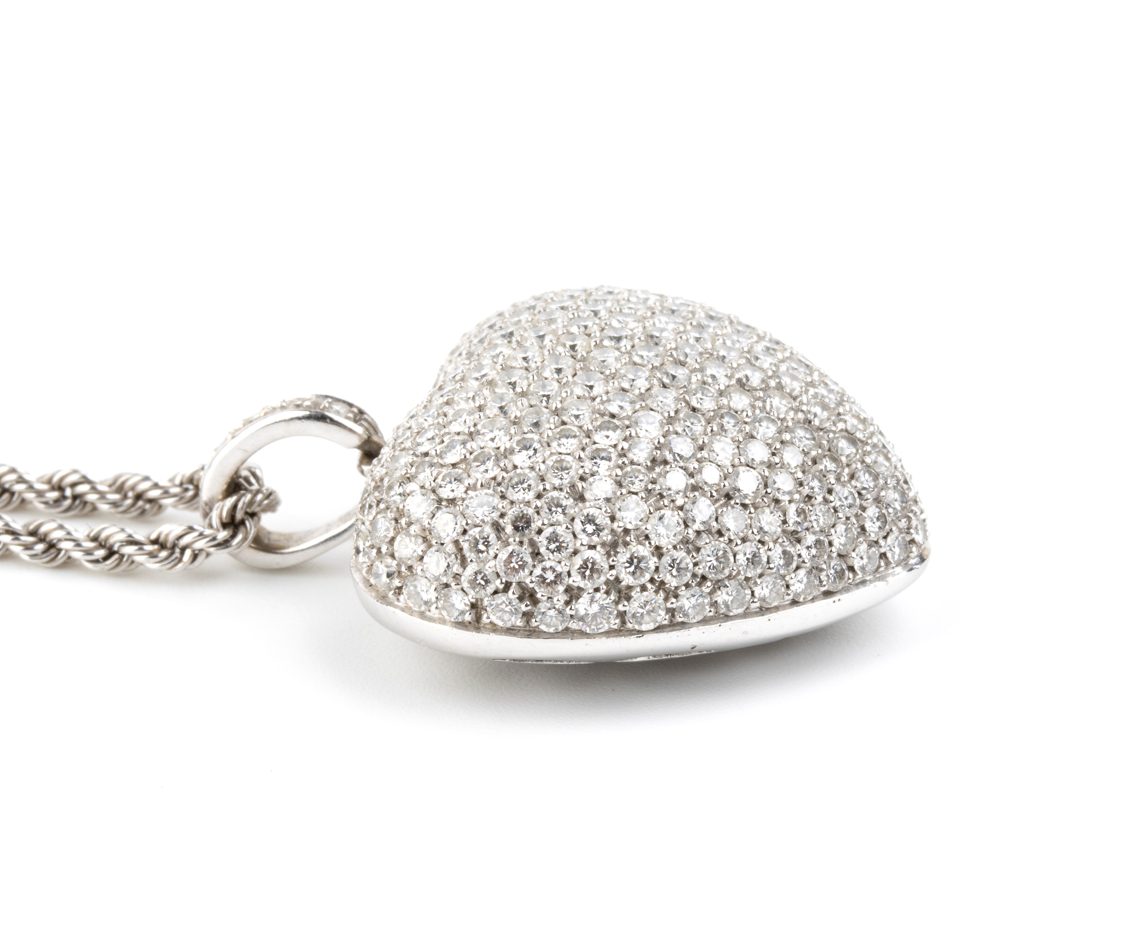 Collana con pendente a cuore, oro bianco 18k e diamanti a pavé