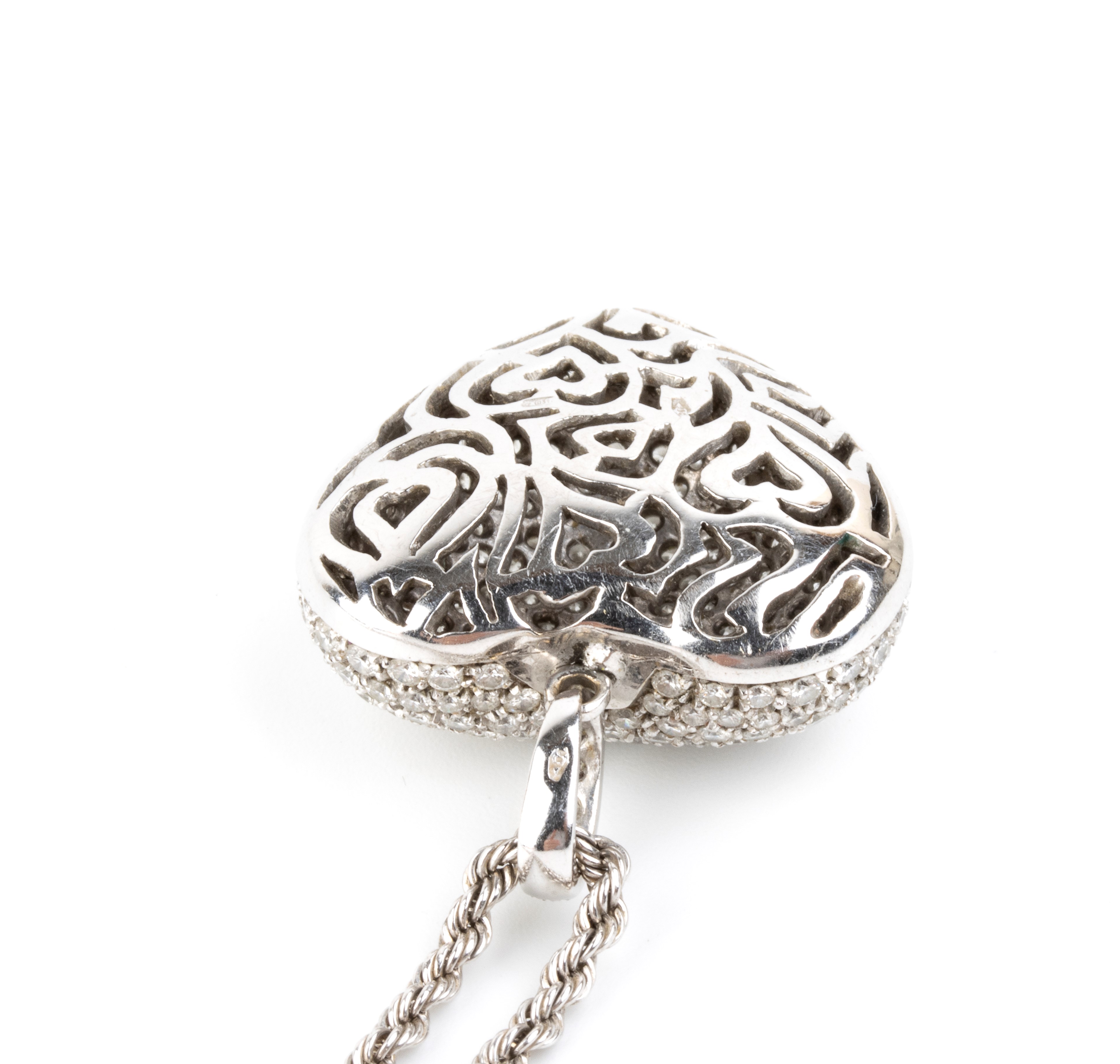 Collana con pendente a cuore, oro bianco 18k e diamanti a pavé
