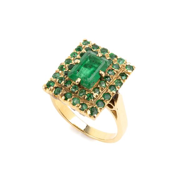 Anello in oro con smeraldi    