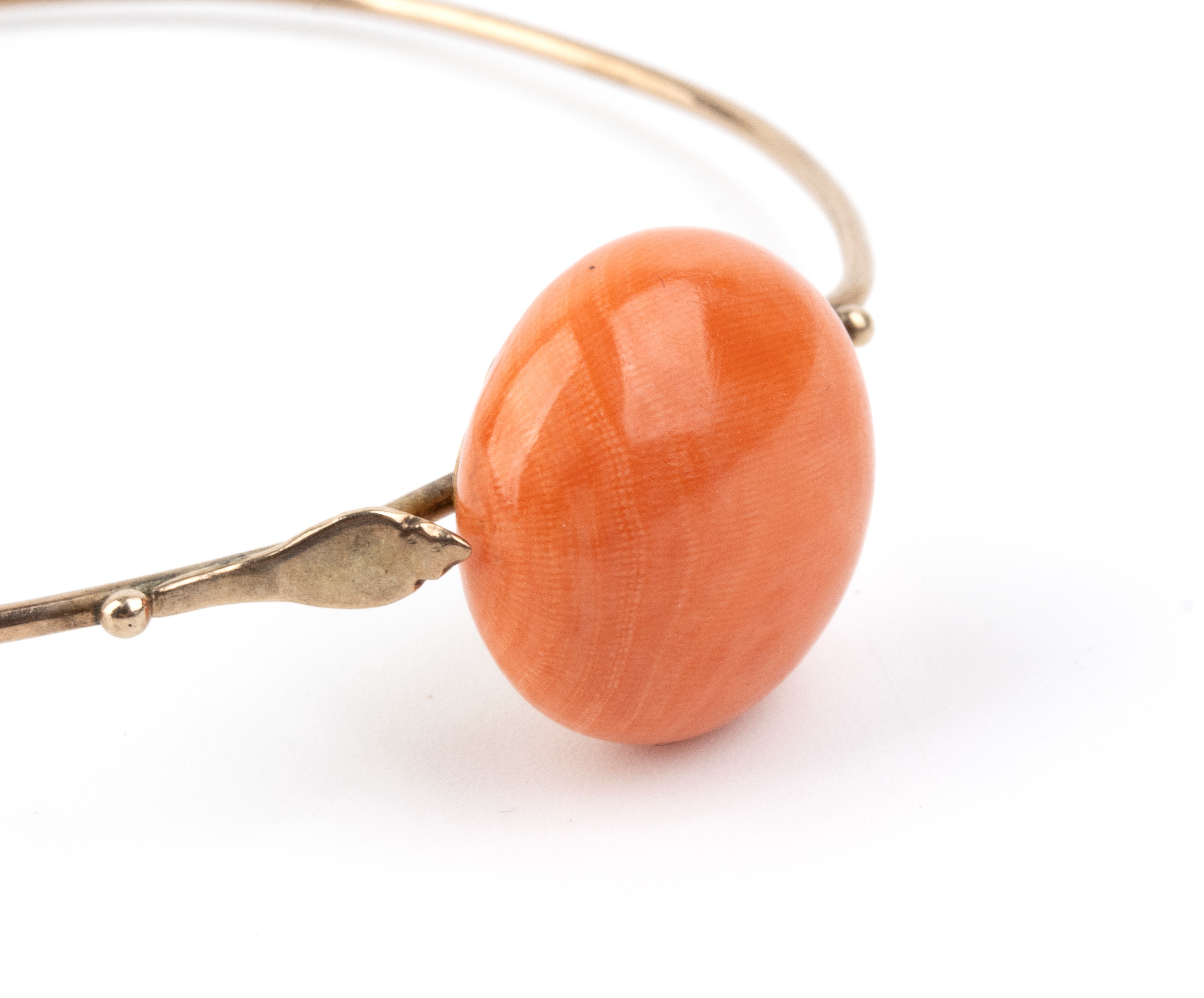Bracciale a cerchio in oro rosa 8k con bottone in corallo cerasuolo (Corallium Elatius)