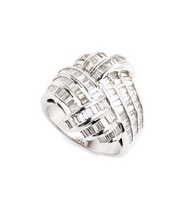 Anello a fascia in oro bianco 18k con intreccio di diamanti taglio baguette e tapered