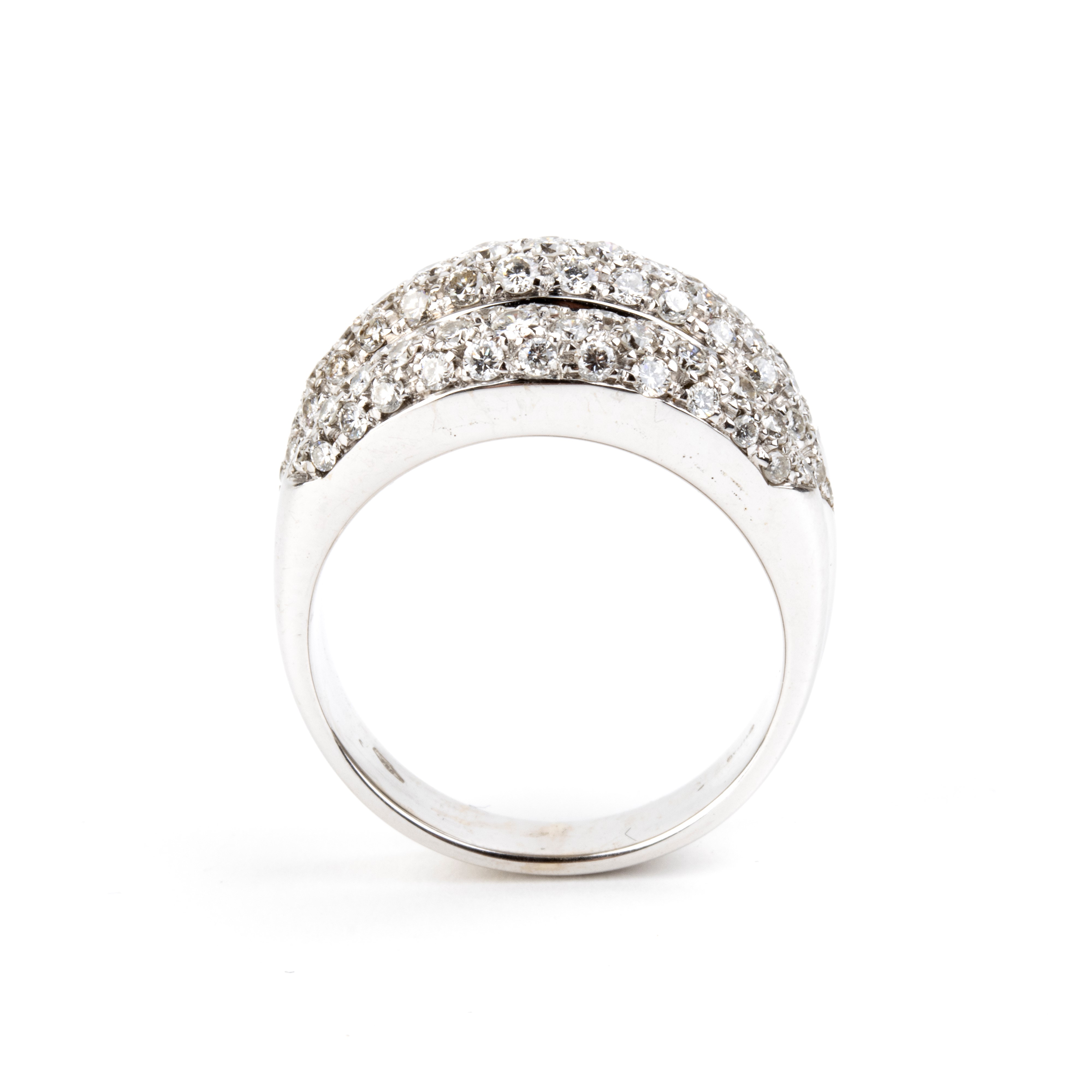 Anello a fascia in oro bianco 18k con pavé di diamanti