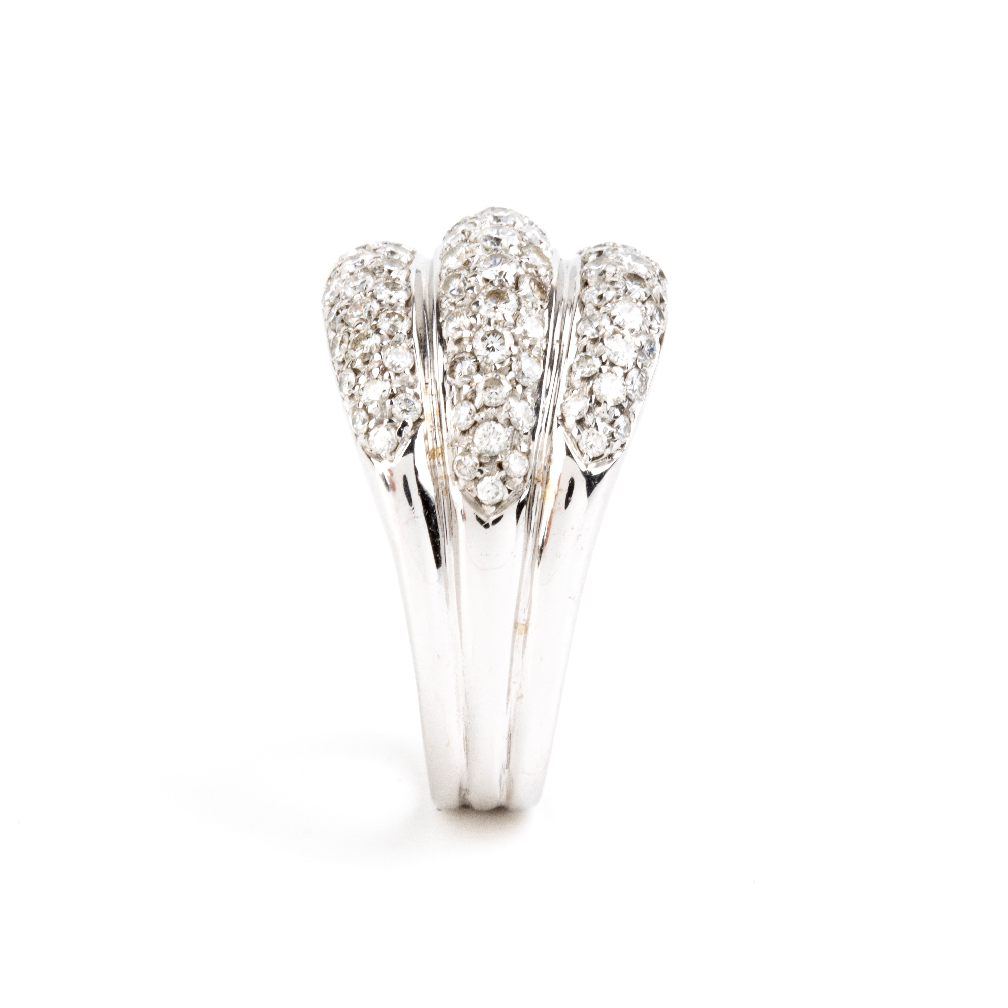 Anello a fascia in oro bianco 18k con pavé di diamanti