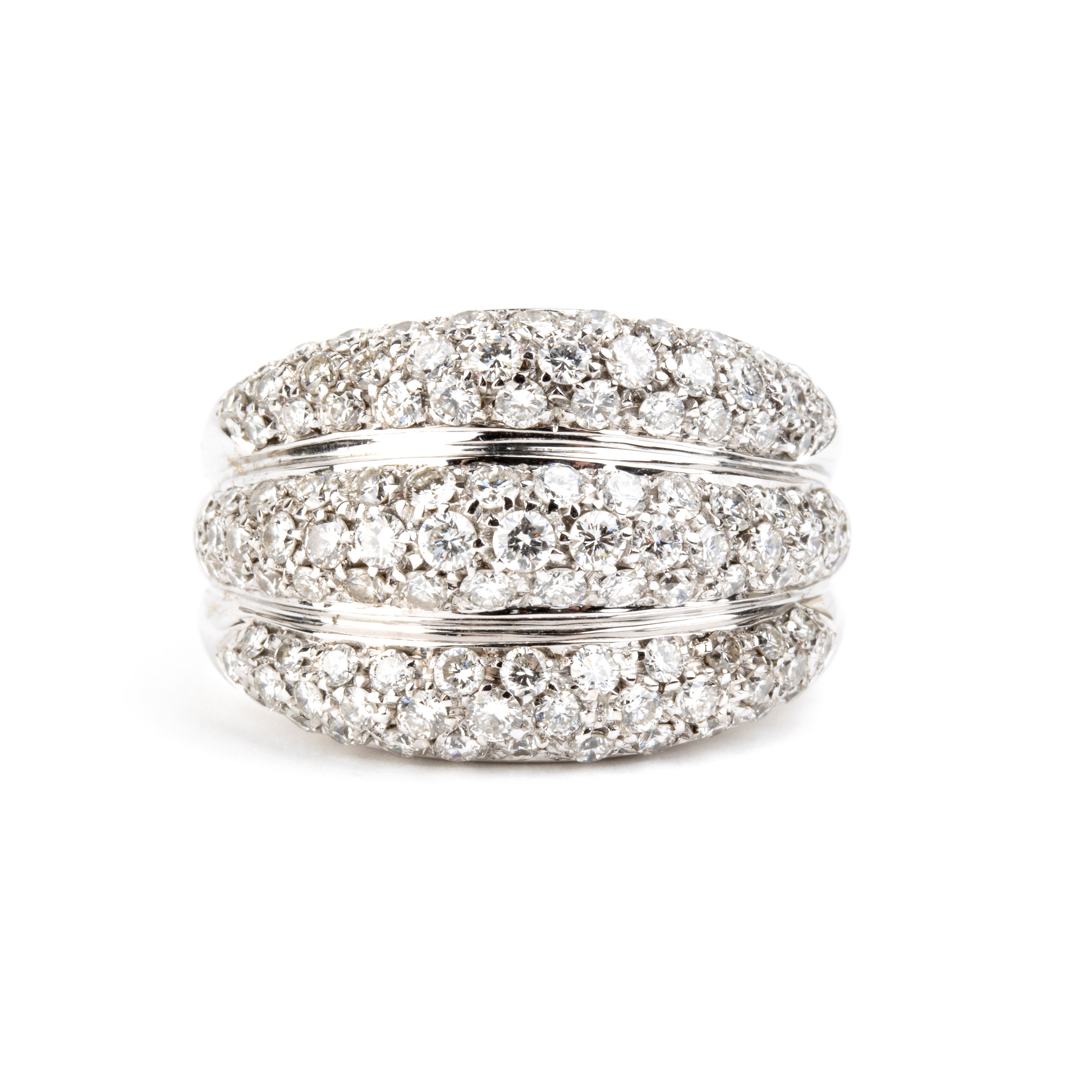 Anello a fascia in oro bianco 18k con pavé di diamanti