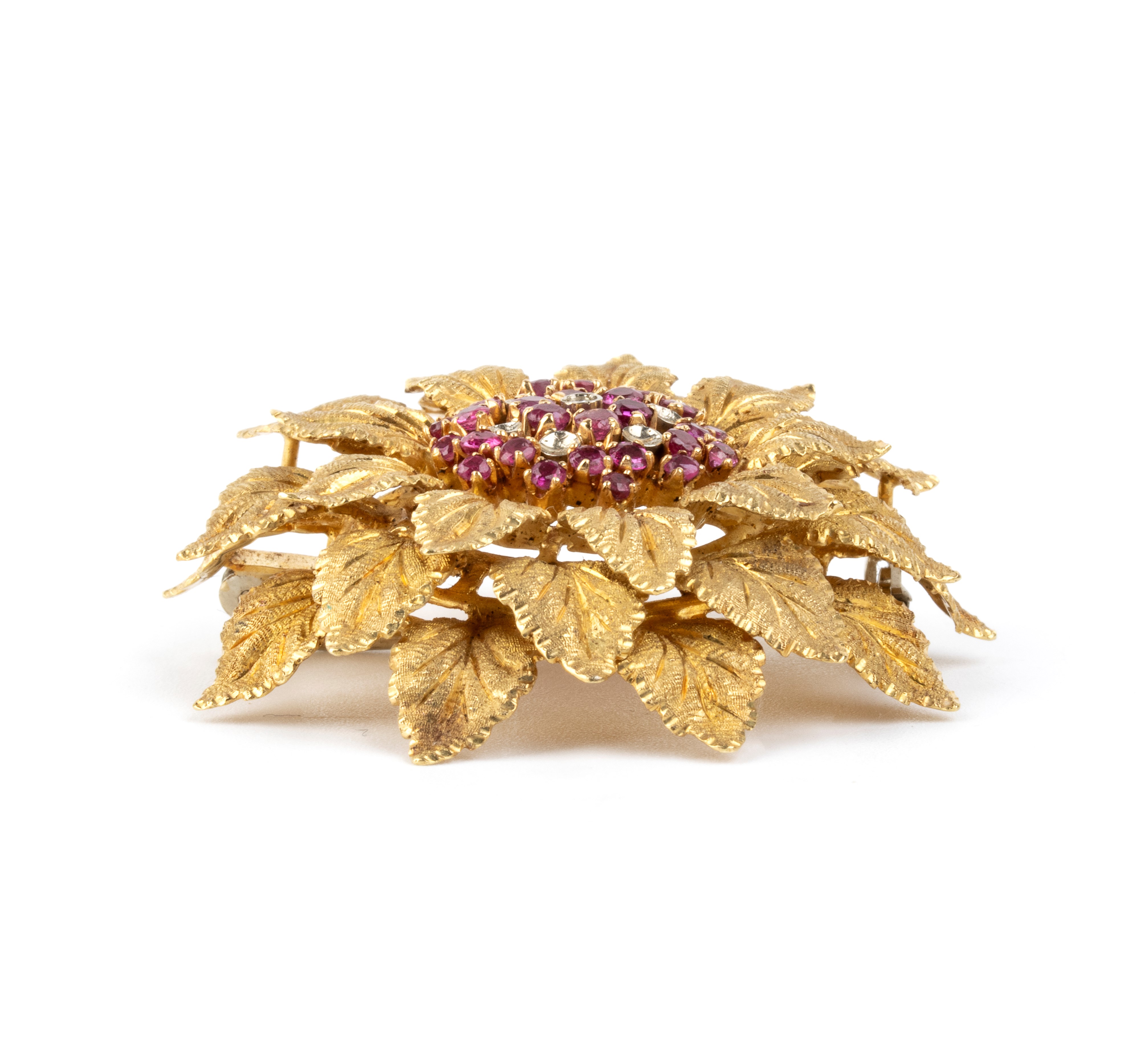 Spilla, oro giallo 18k con rubini e diamanti, anni '60