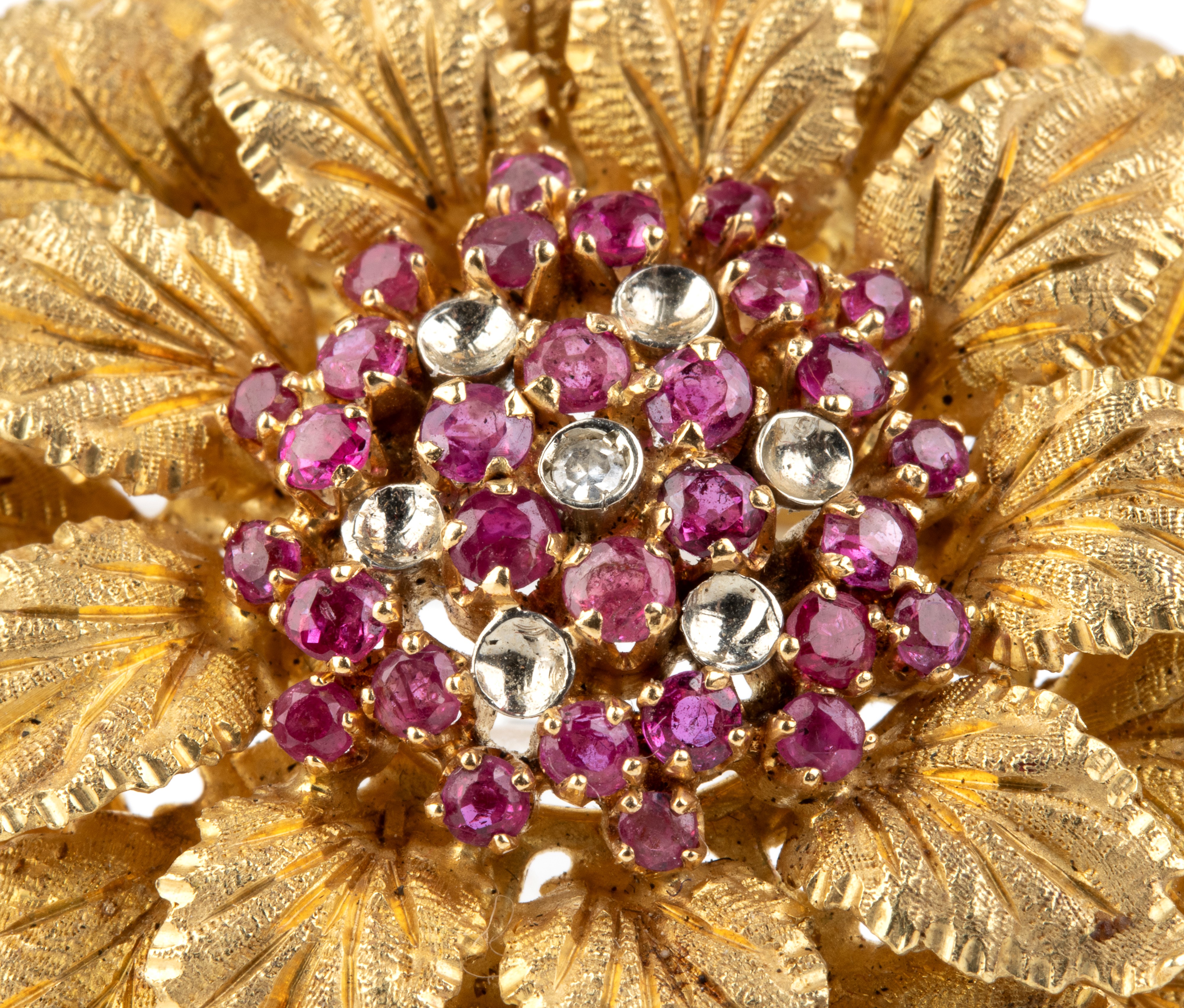 Spilla, oro giallo 18k con rubini e diamanti, anni '60