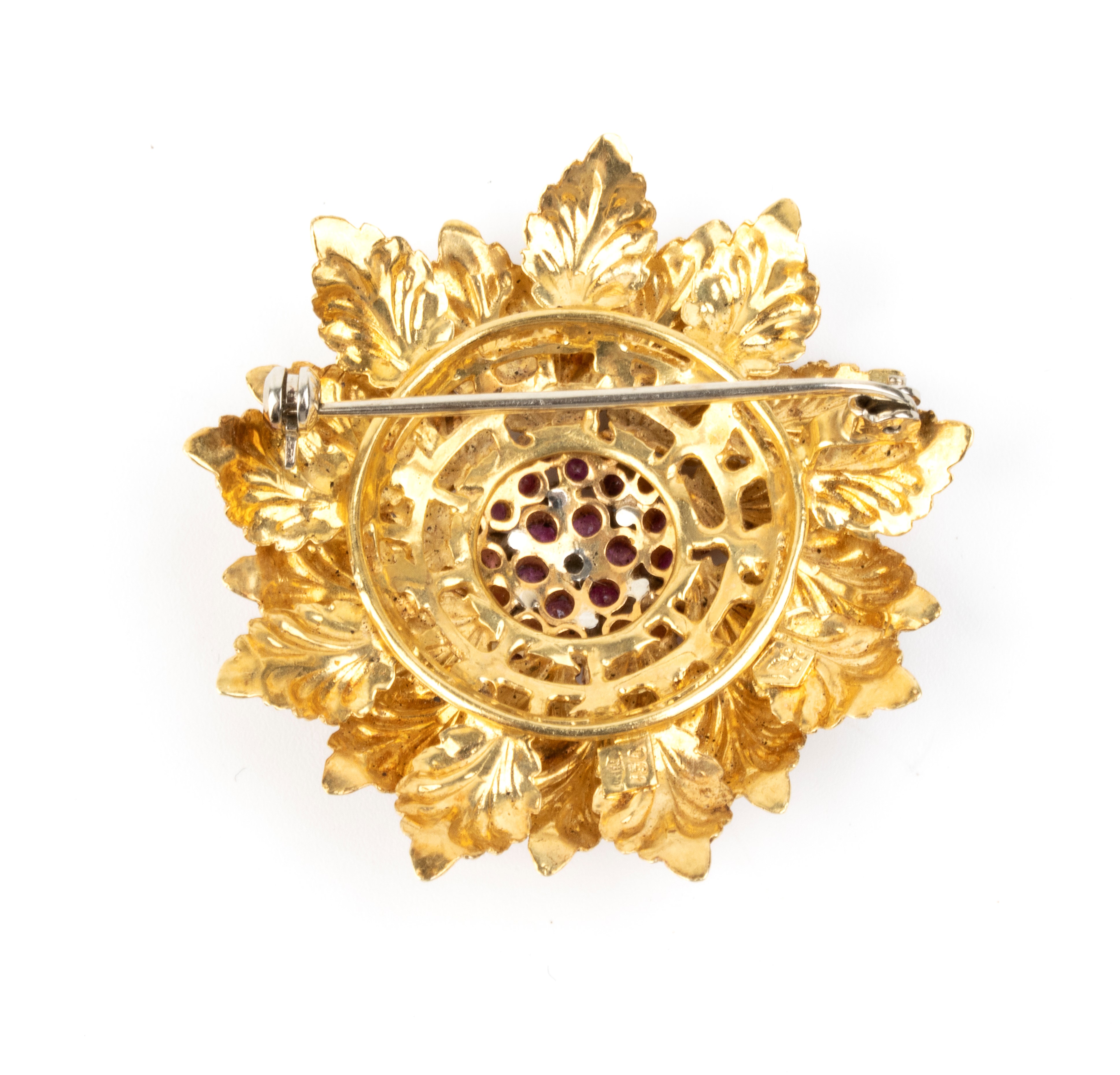 Spilla, oro giallo 18k con rubini e diamanti, anni '60
