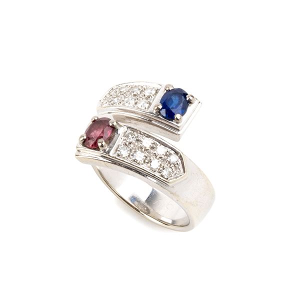 Anello in oro con diamanti rubino e zaffiro