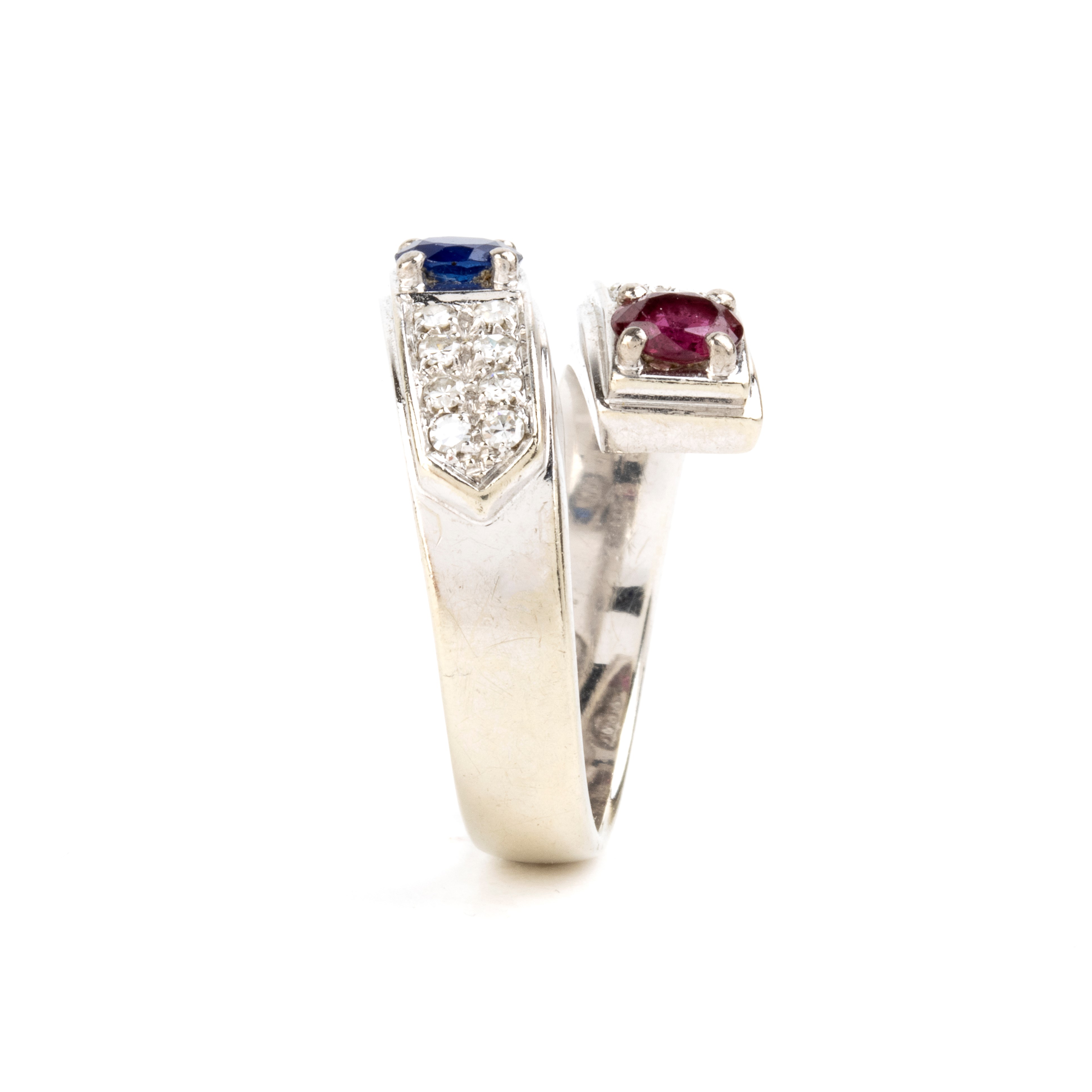 Anello in oro bianco 18k con rubino, zaffiro e diamanti pavé