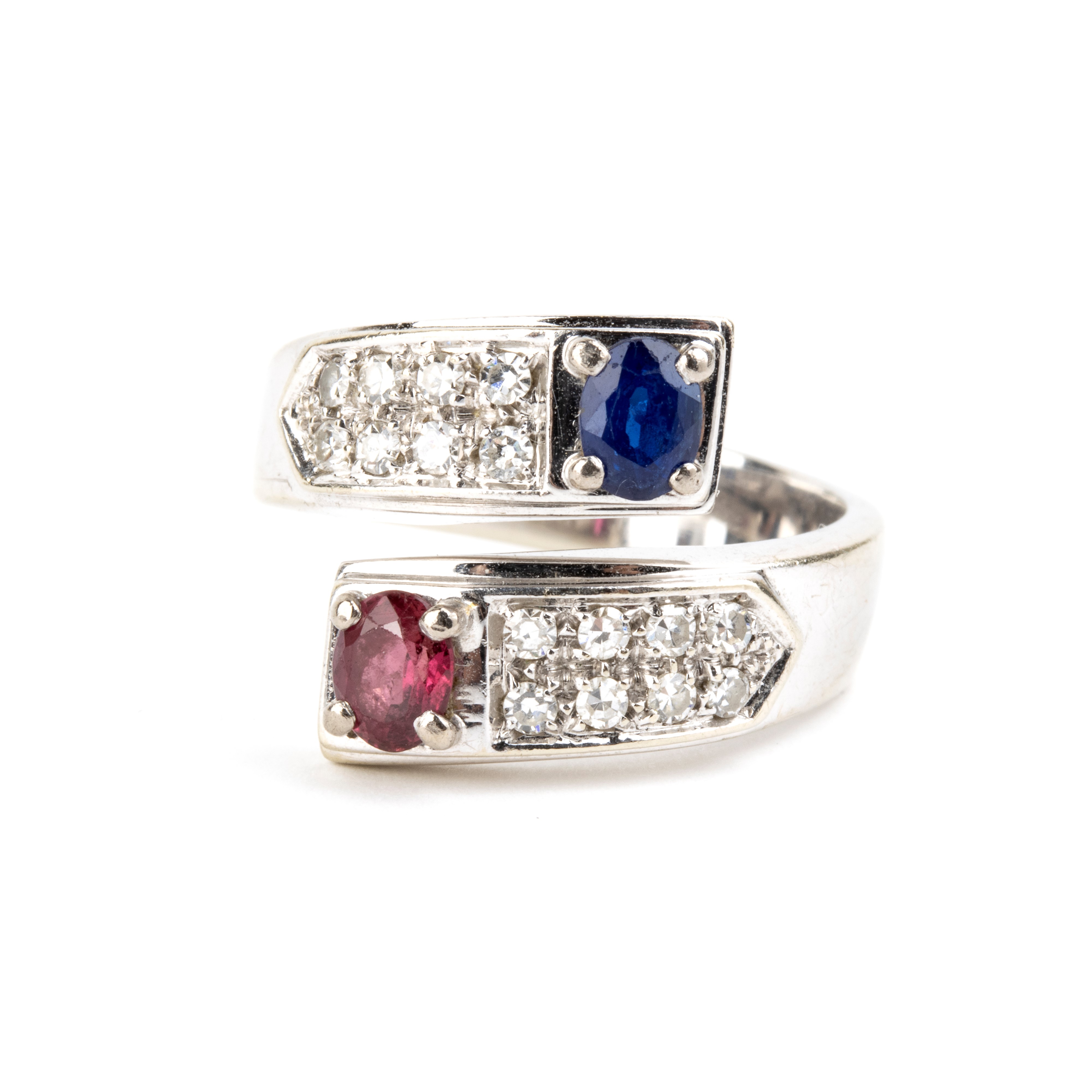 Anello in oro bianco 18k con rubino, zaffiro e diamanti pavé