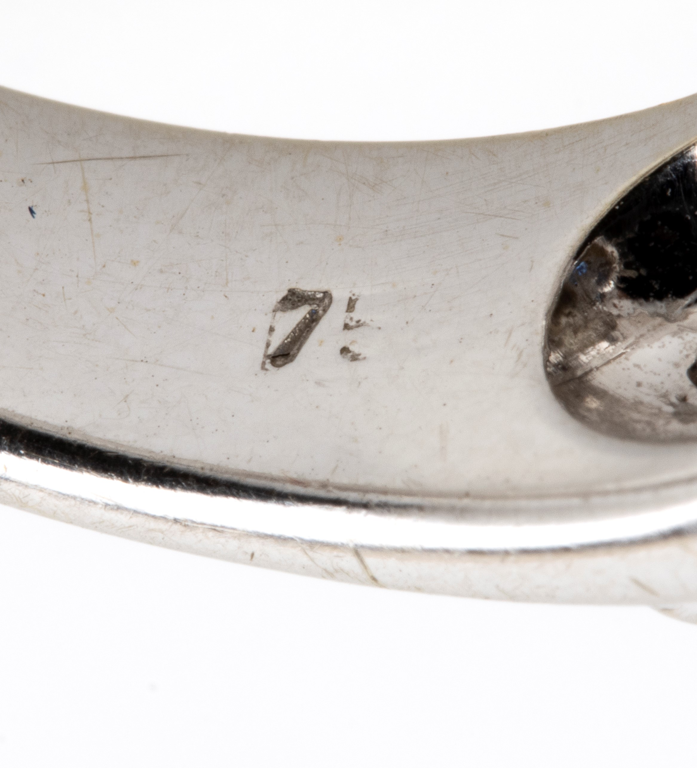 Anello in oro bianco 18k con rubino, zaffiro e diamanti pavé