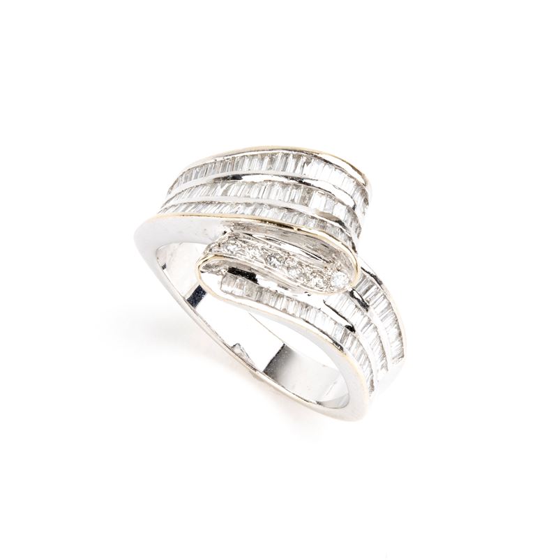 Anello in oro bianco 18k con diamanti, motivo a nastro mosso
