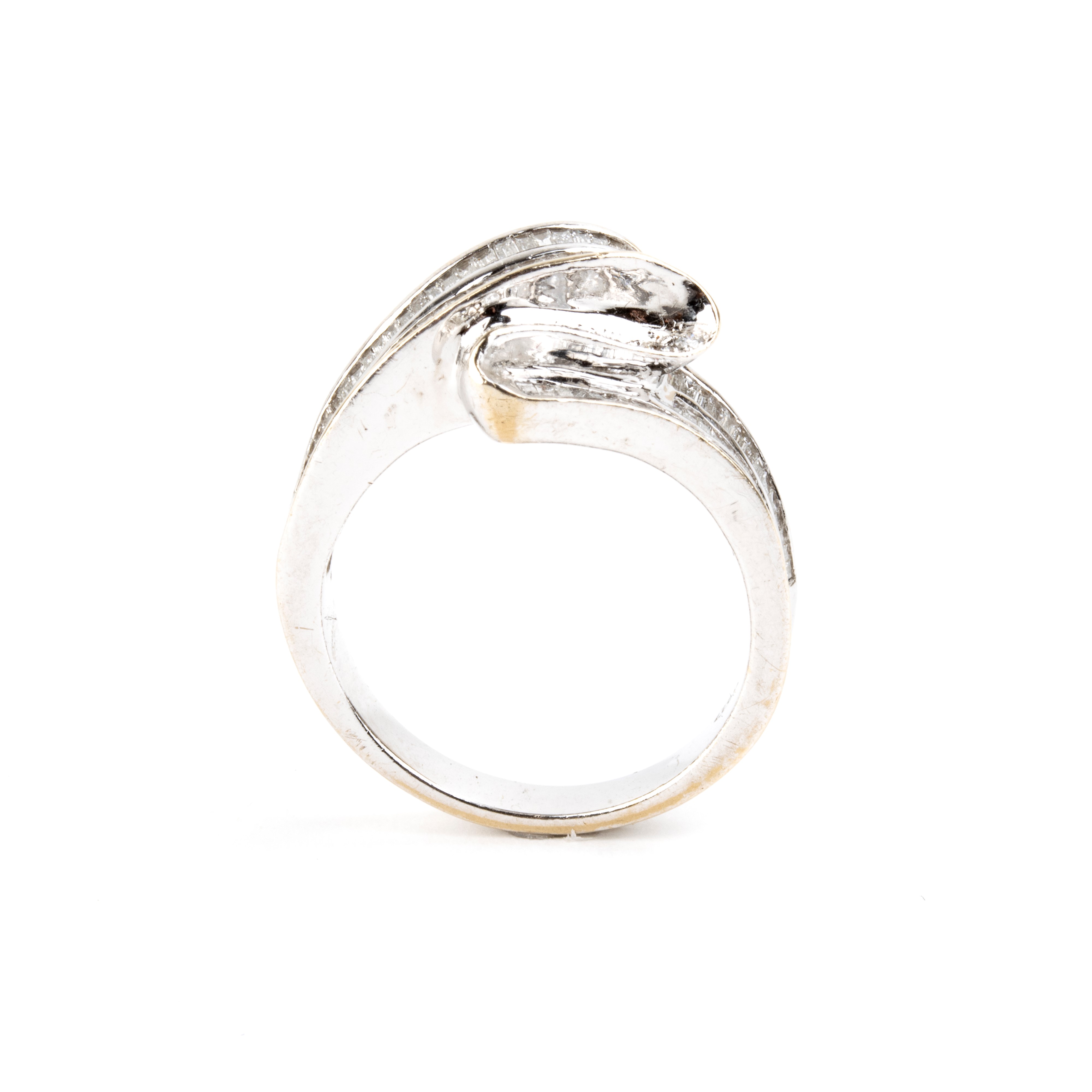 Anello in oro bianco 18k con diamanti, motivo a nastro mosso