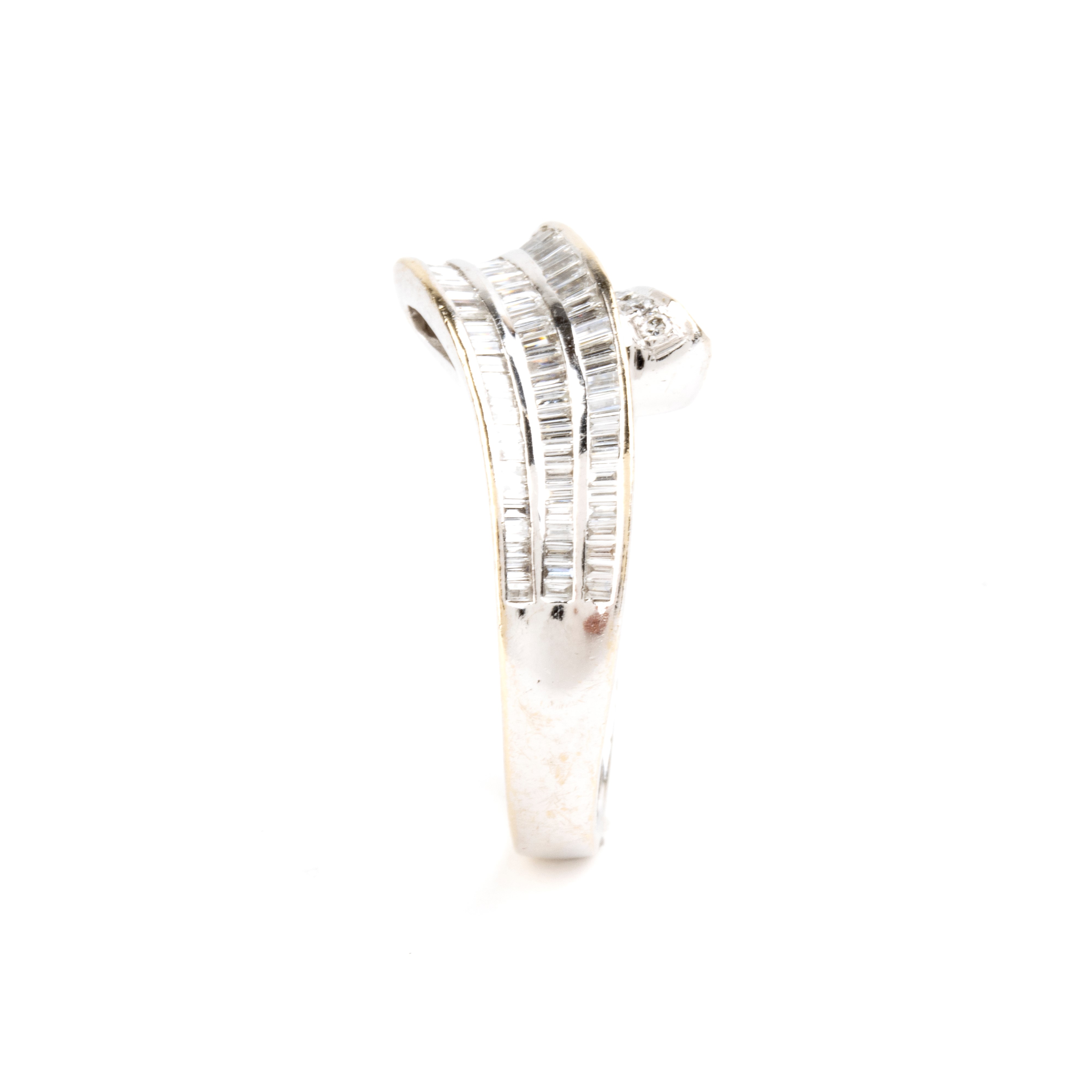 Anello in oro bianco 18k con diamanti, motivo a nastro mosso