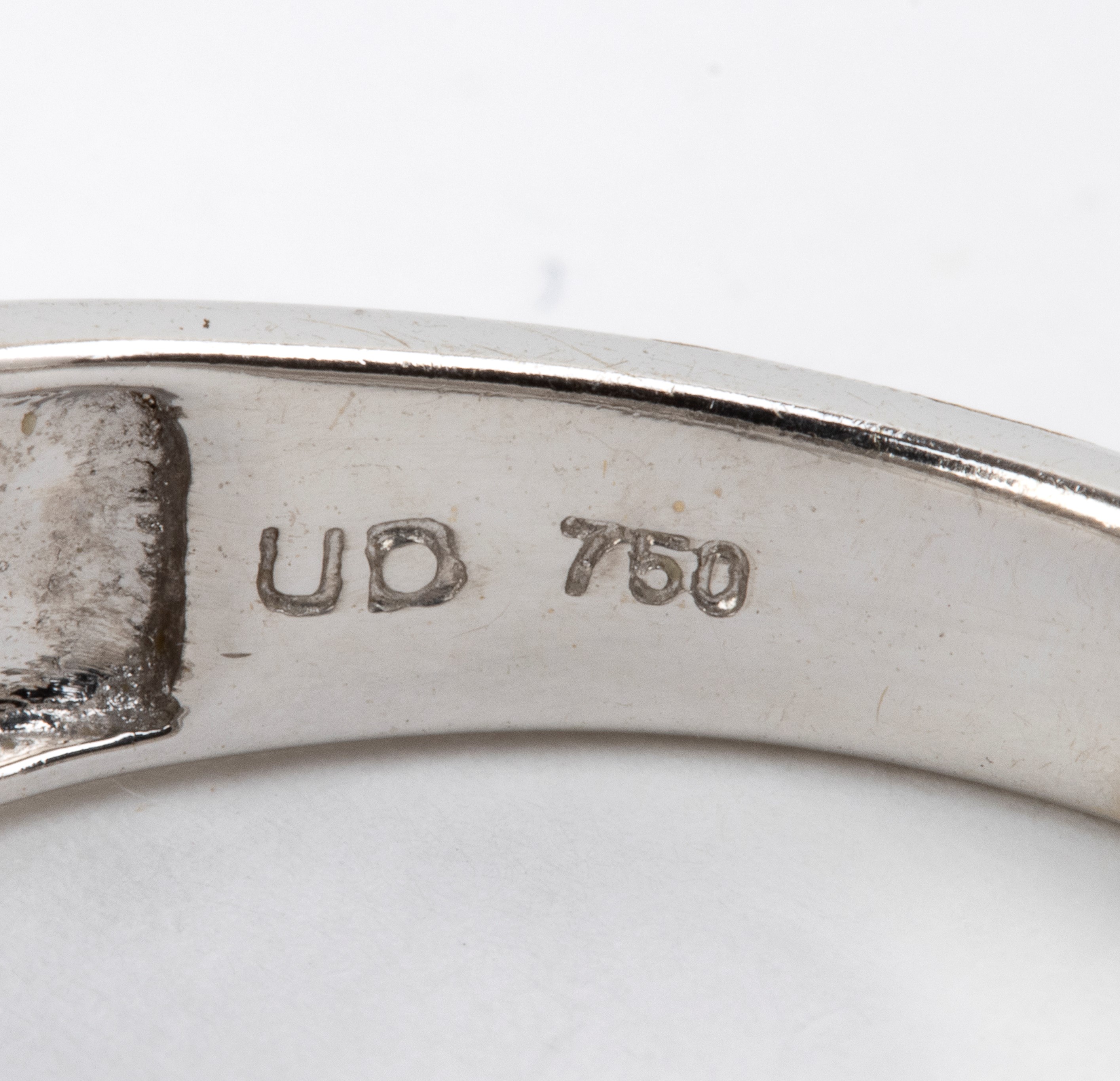 Anello a fascia in oro bianco 18k con diamanti (pavé)