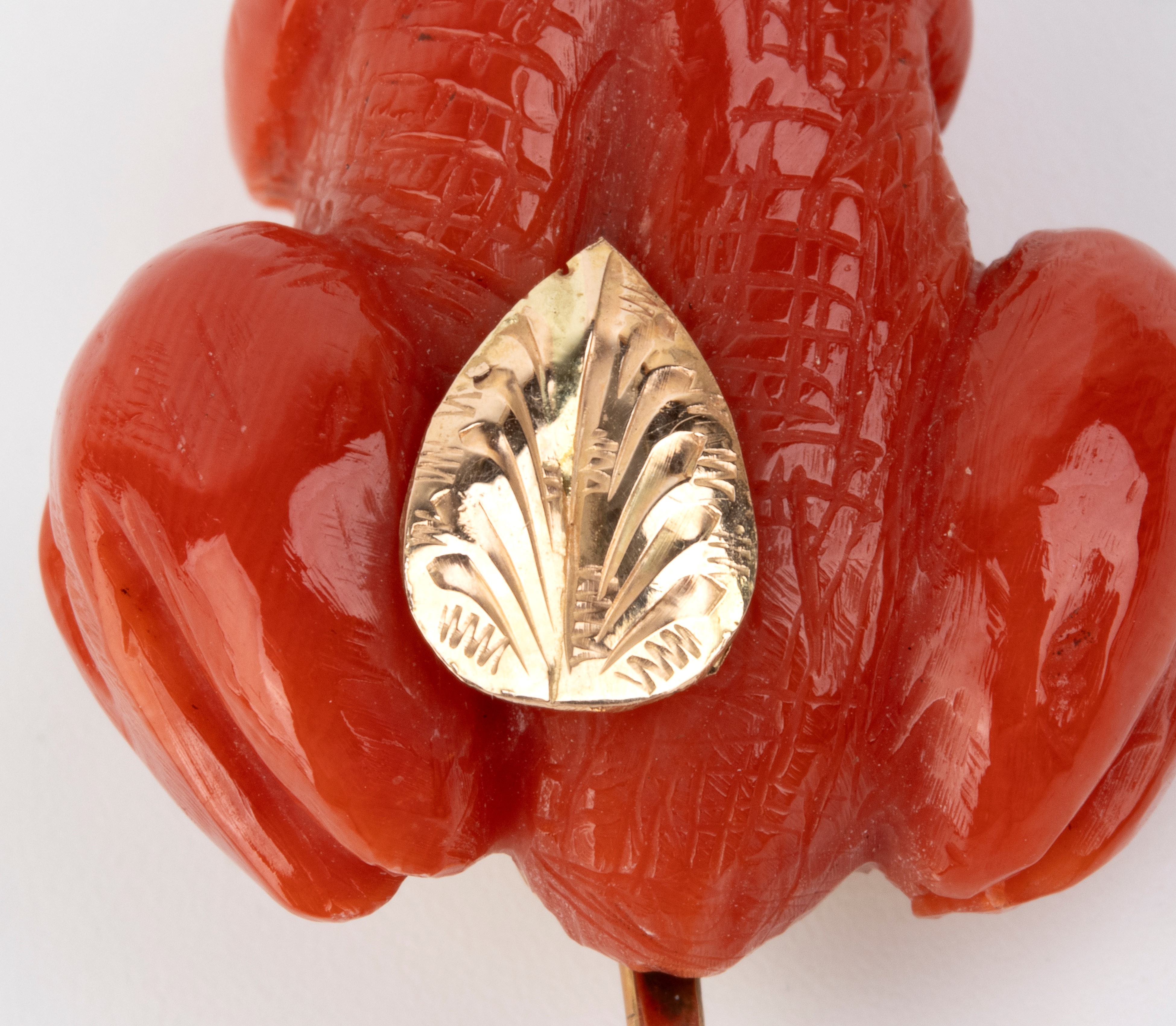 Spilla in oro con corallo Cerasuolo scolpito, raffigurante una rana
