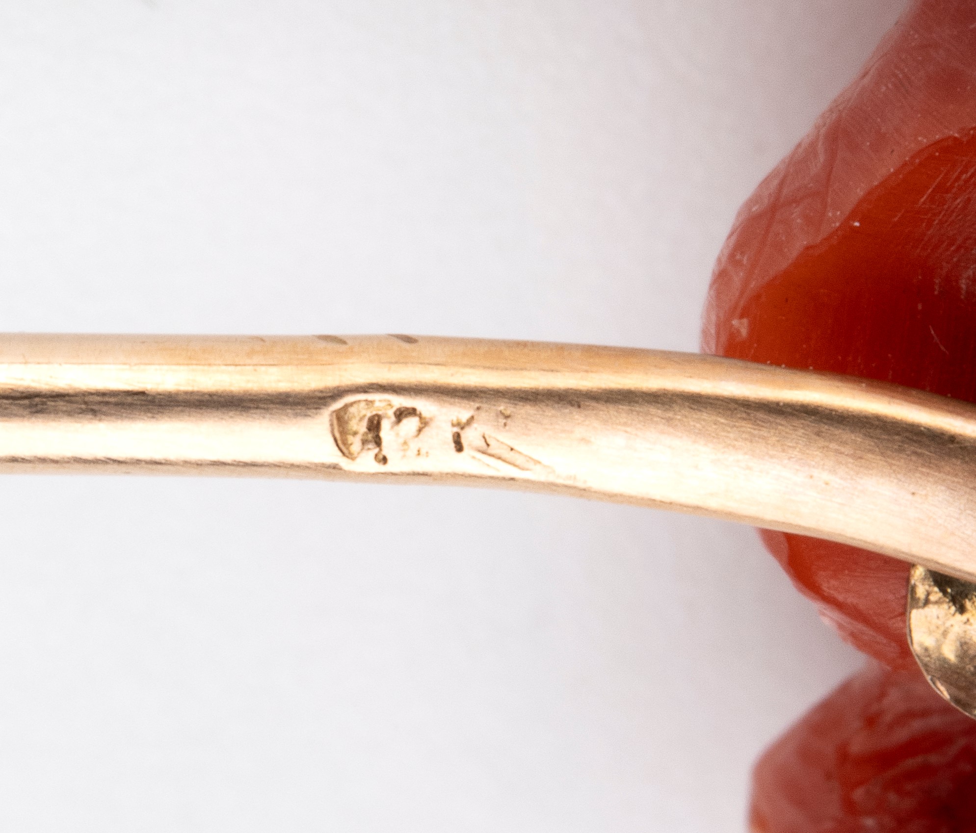 Spilla in oro con corallo Cerasuolo scolpito, raffigurante una rana