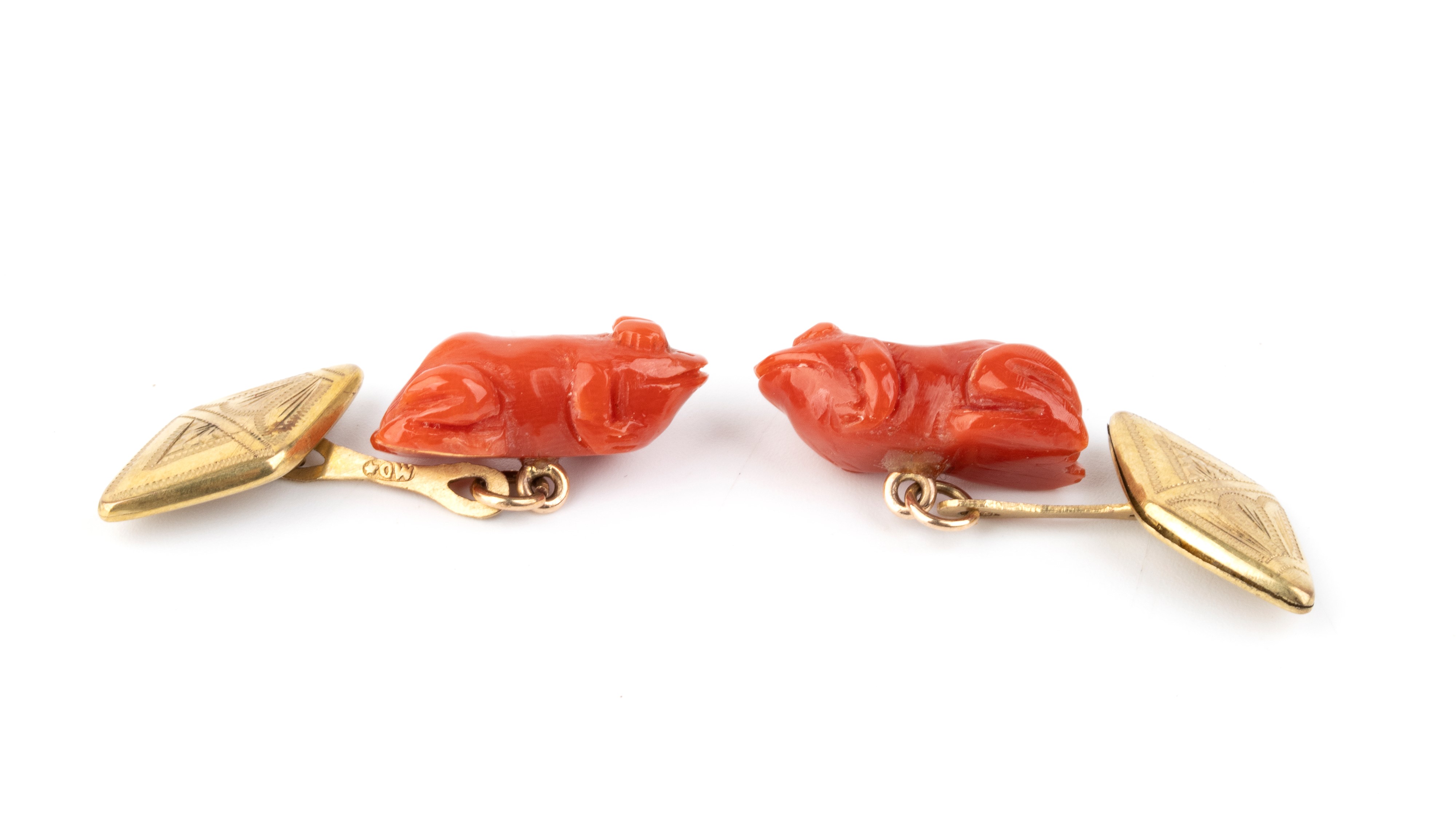 Gemelli da polso, oro giallo 9k con corallo Mediterraneo scolpito (Corallium rubrum) a forma di r...