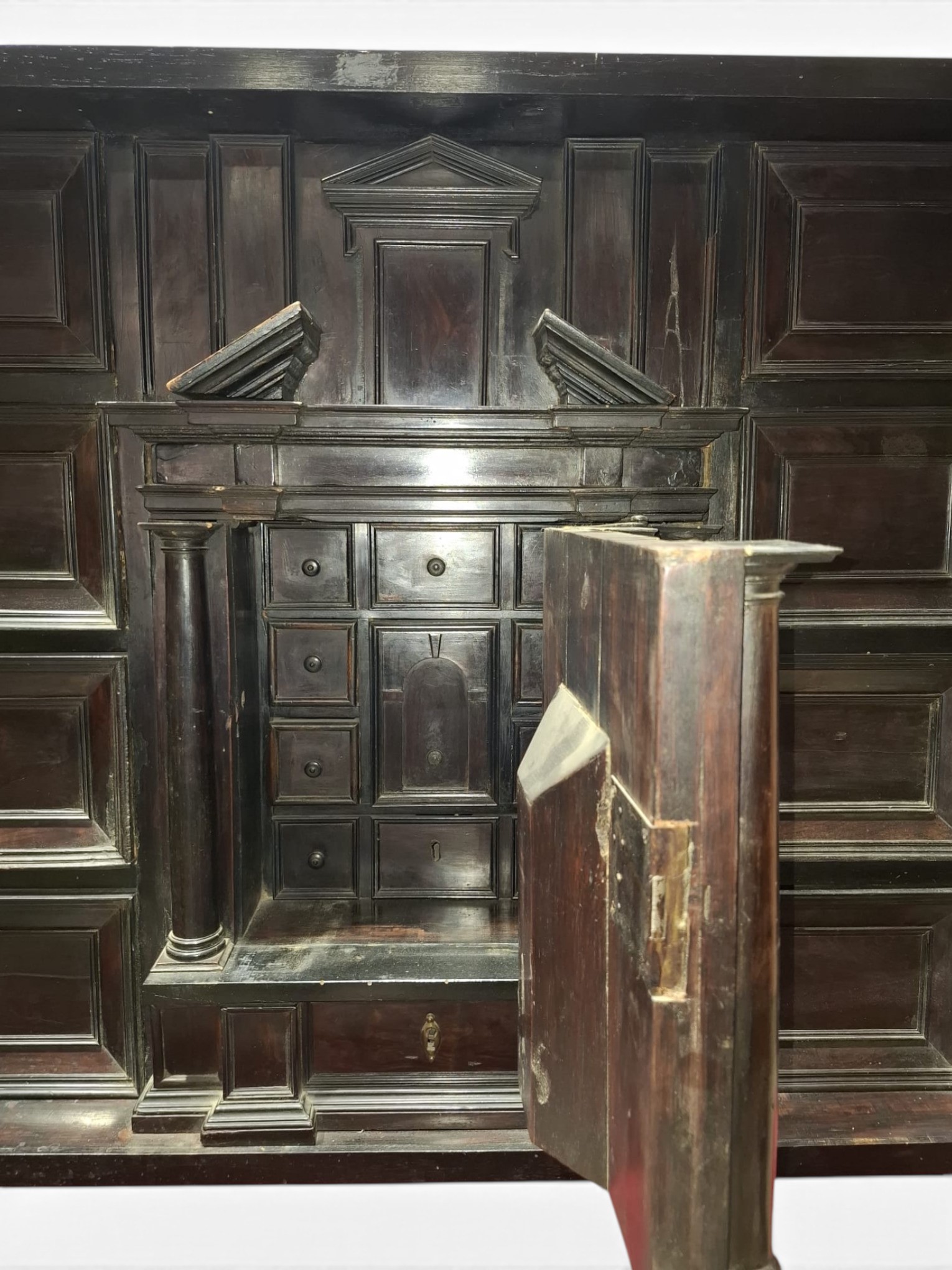 Italia, monetiere da tavolo in legno ebanizzato, XVII secolo