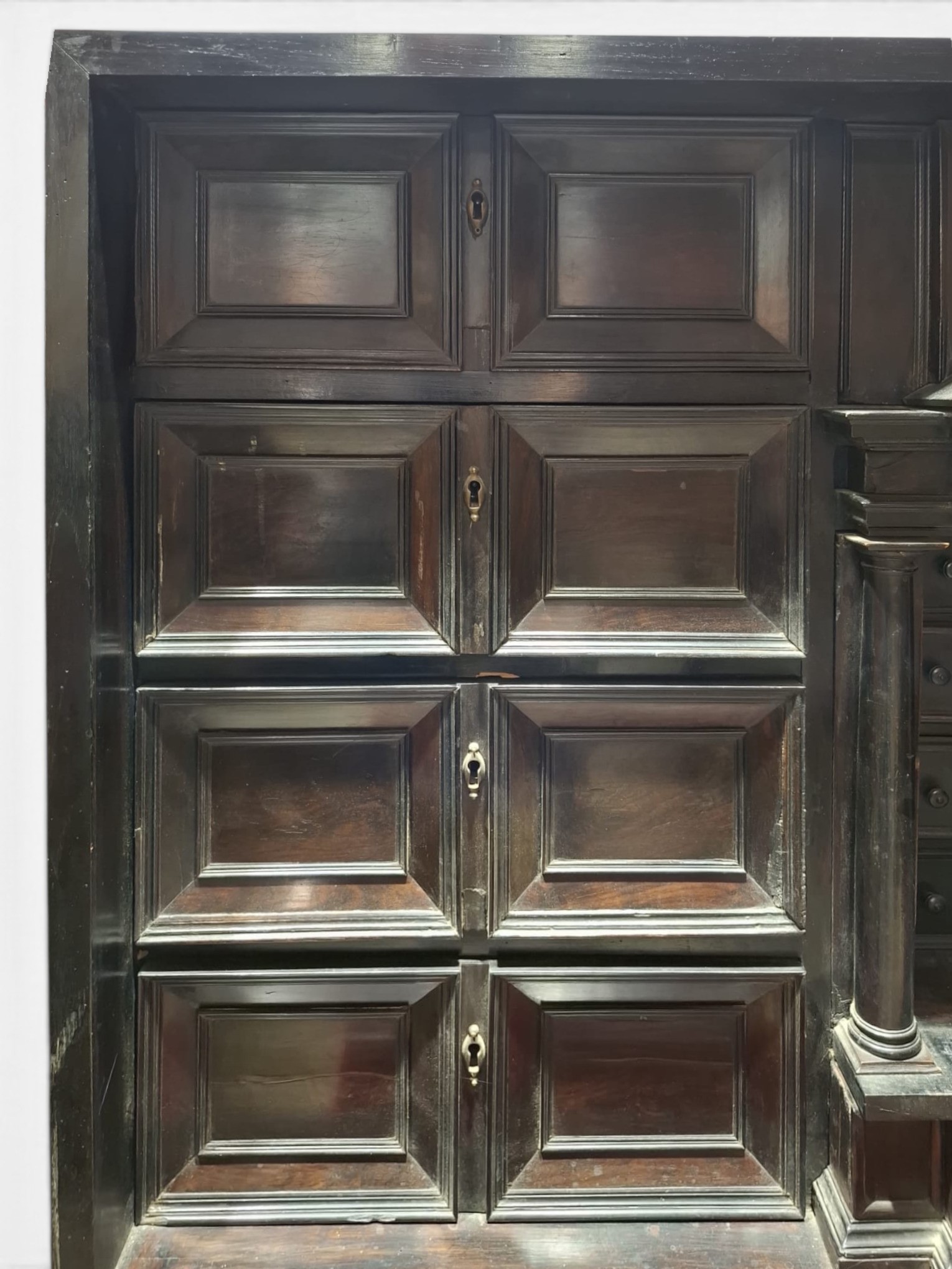 Italia, monetiere da tavolo in legno ebanizzato, XVII secolo