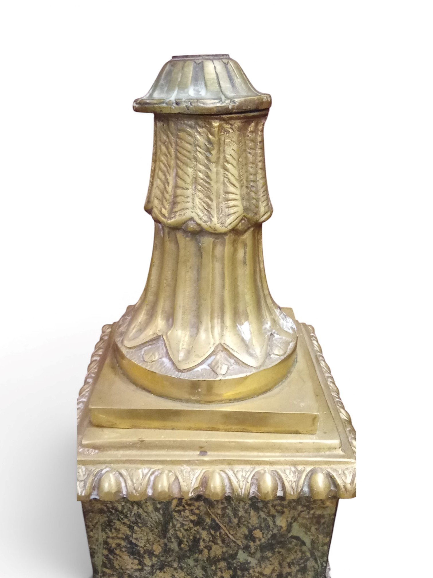 Francia, fine XIX secolo, Coppia di basi per lampade da terra in marmo verde e bronzo dorato stil...