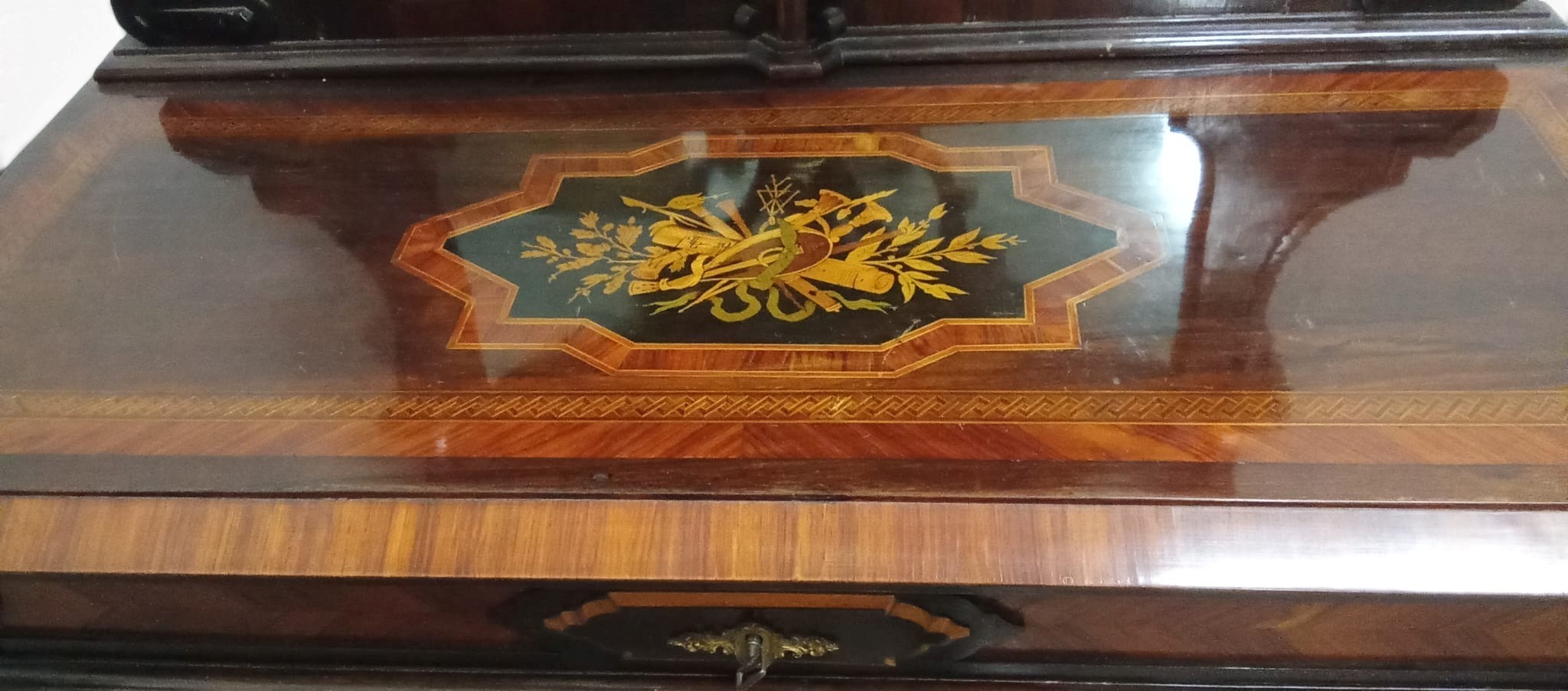 Mobile credenza intarsiato con alzata, Francia, XIX secolo