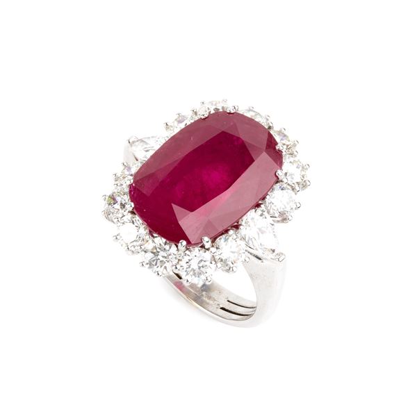 Anello in oro con rubino Birmano incorniciato da diamanti 