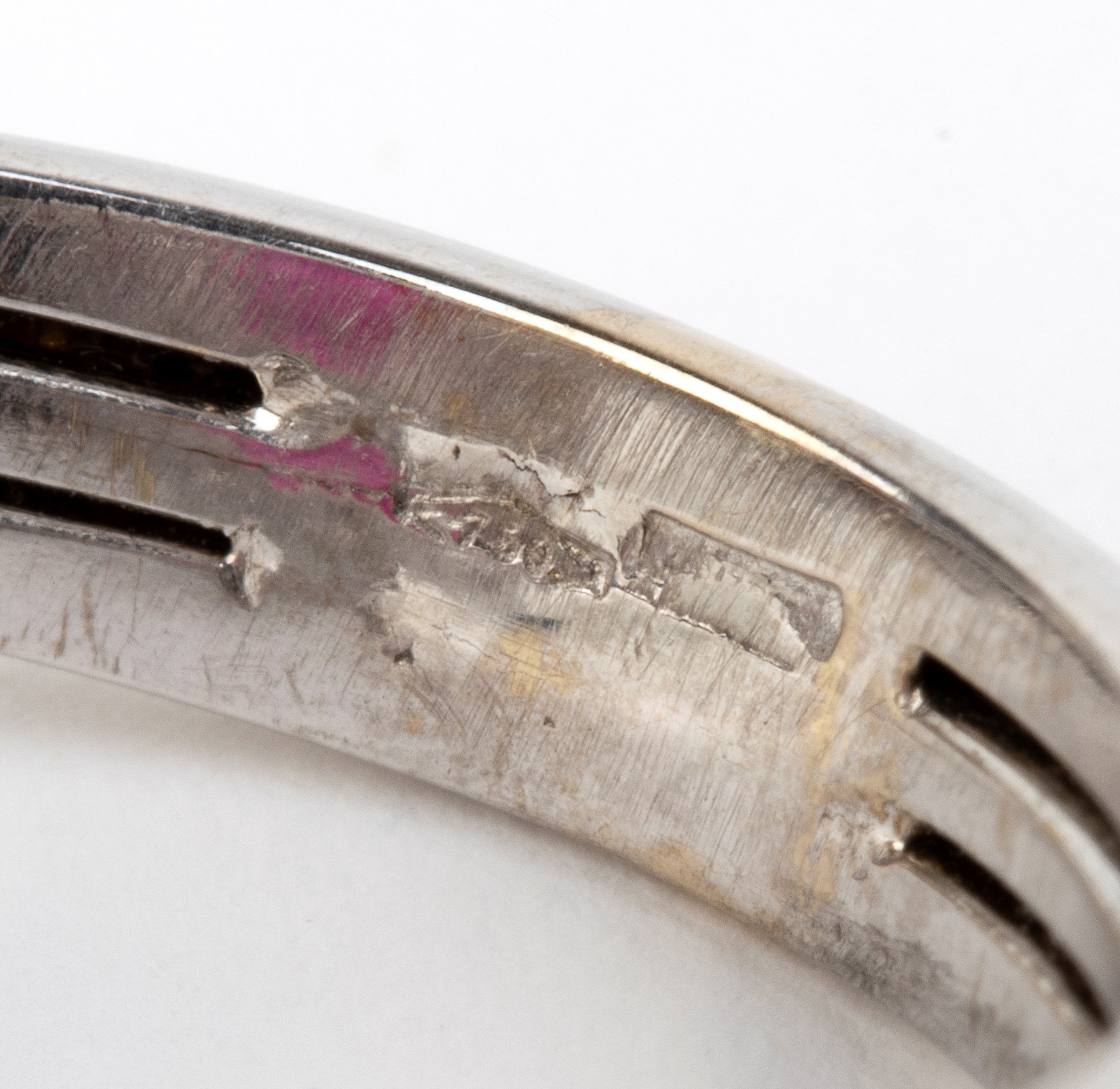 Anello in oro bianco 18k con rubino birmano ovale e diamanti