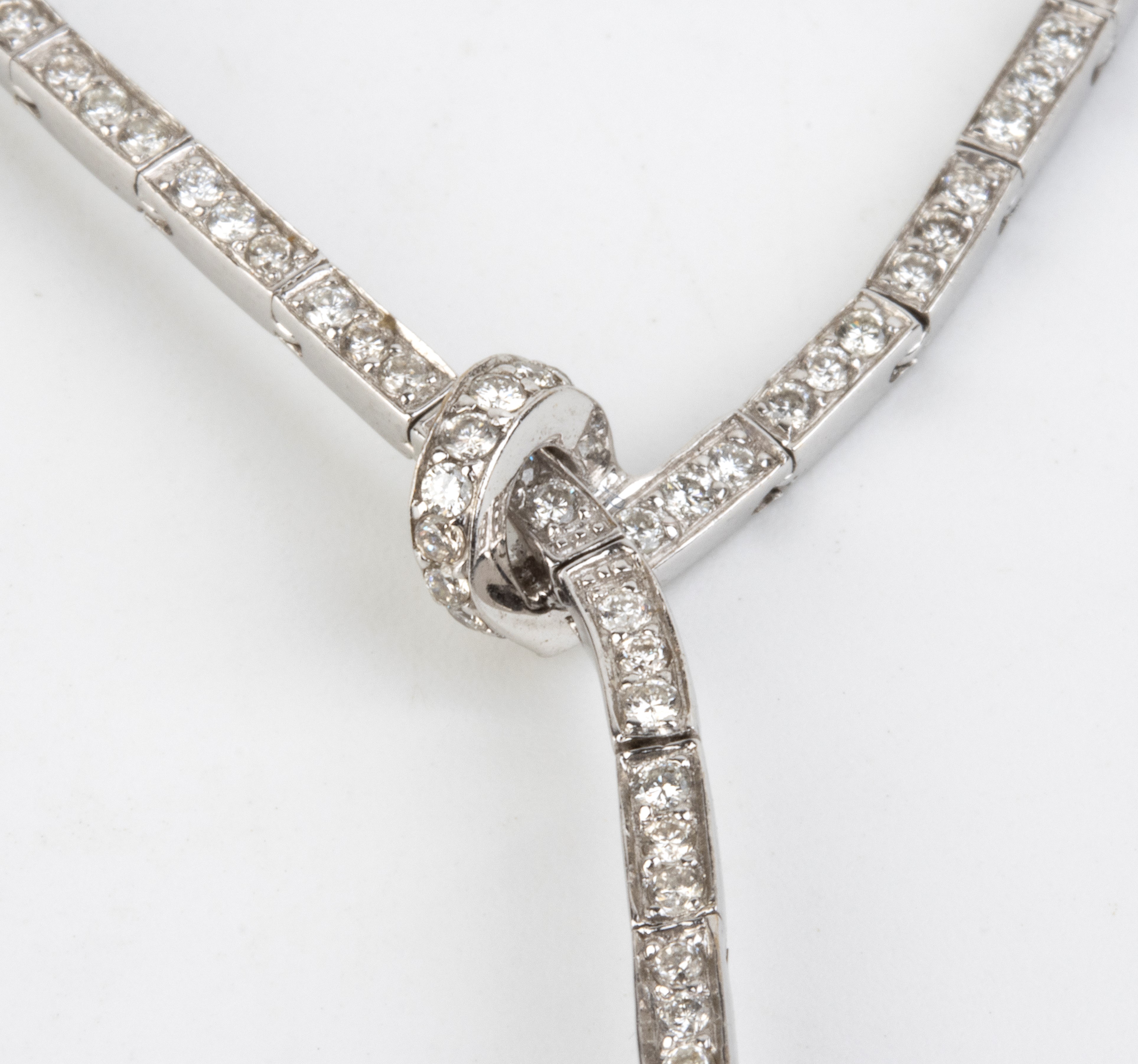 Girocollo in oro bianco 18k con diamanti e pendente a sfera traforata
