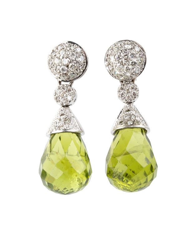 Paio di orecchini pendenti con peridoti e diamanti 