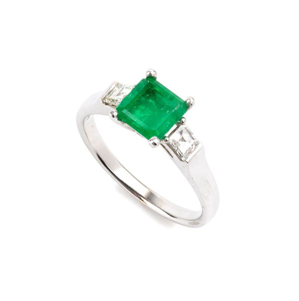 Anello in oro con smeraldo e diamanti    