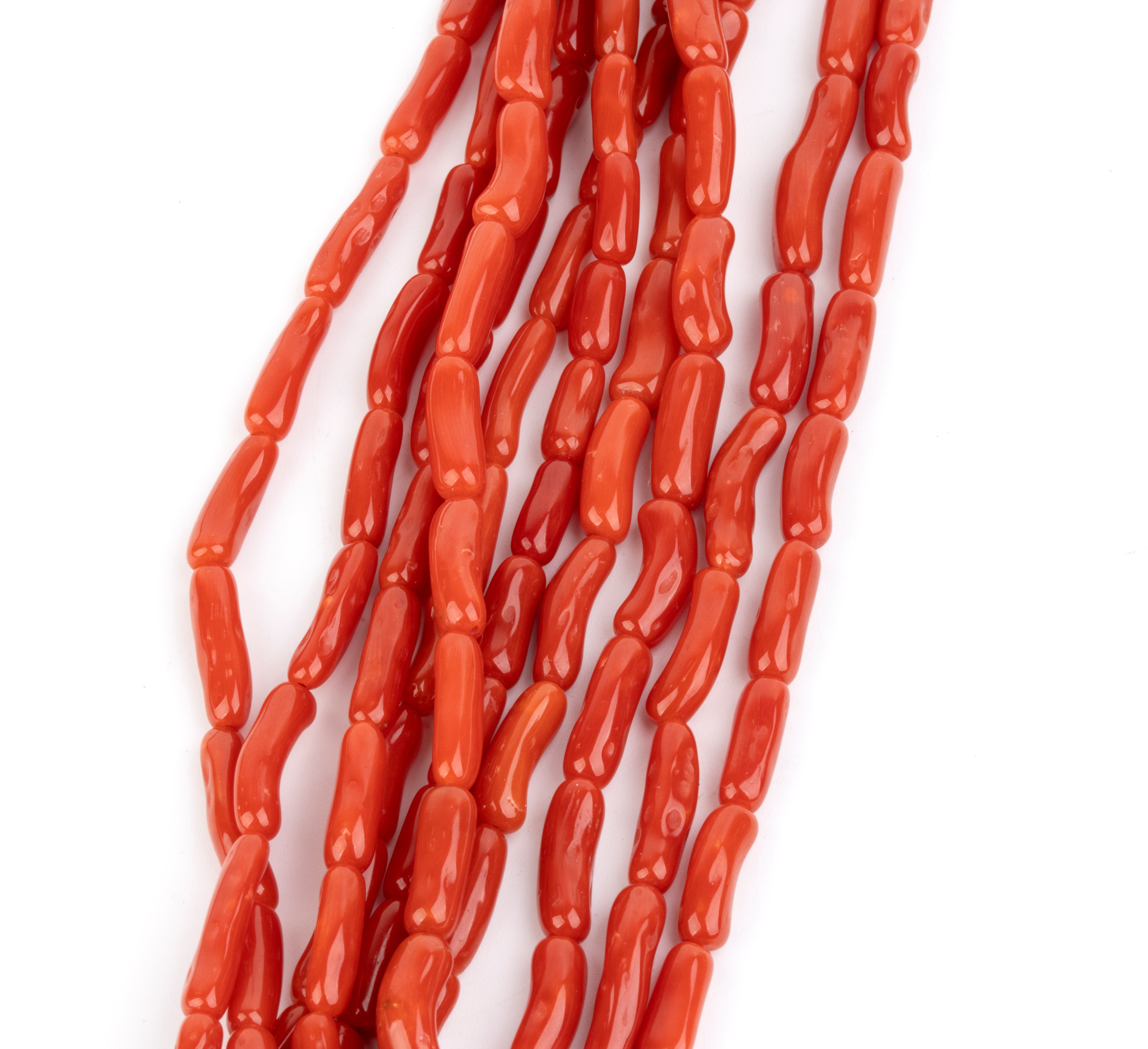 Collana, corallo rosso mediterraneo (Corallium Rubrum) con pendente in giadeite e coppette termin...