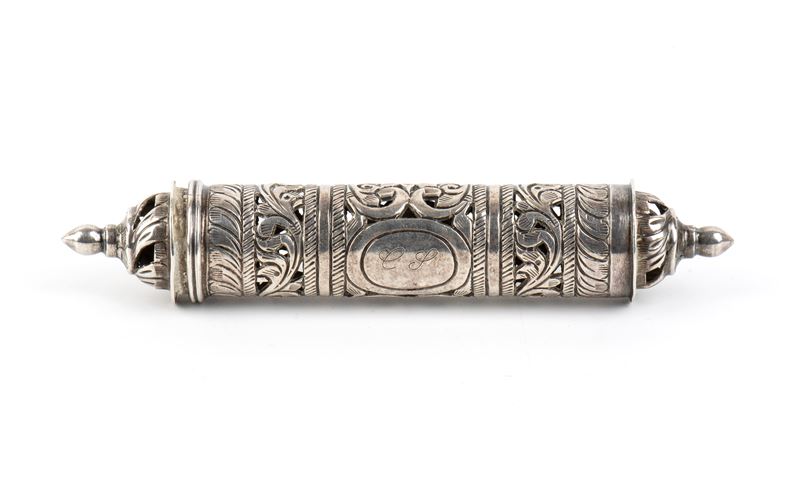 Ètui in argento 925, con corpo traforato e cartiglio inciso “C.S.”