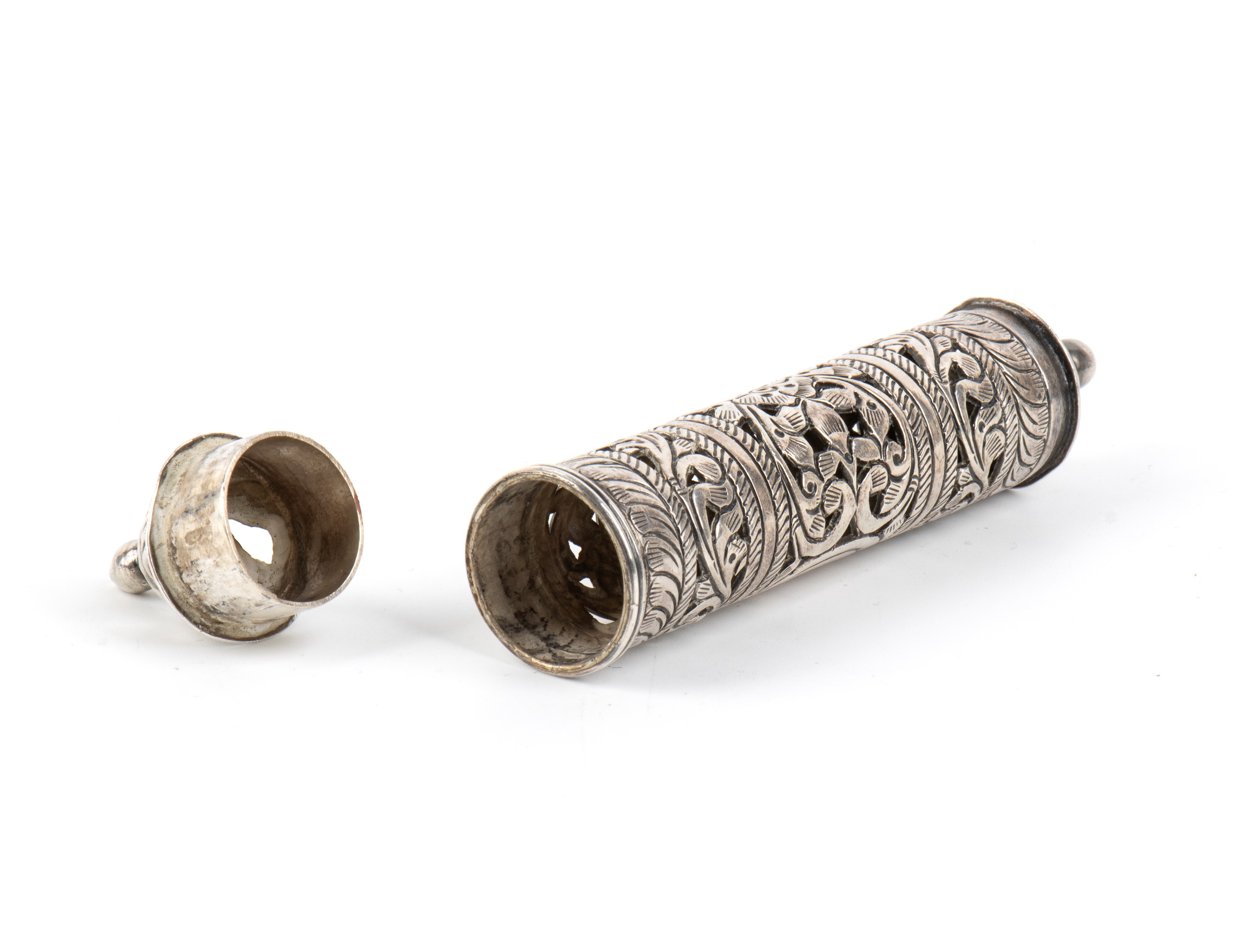 Ètui in argento 925, con corpo traforato e cartiglio inciso “C.S.”