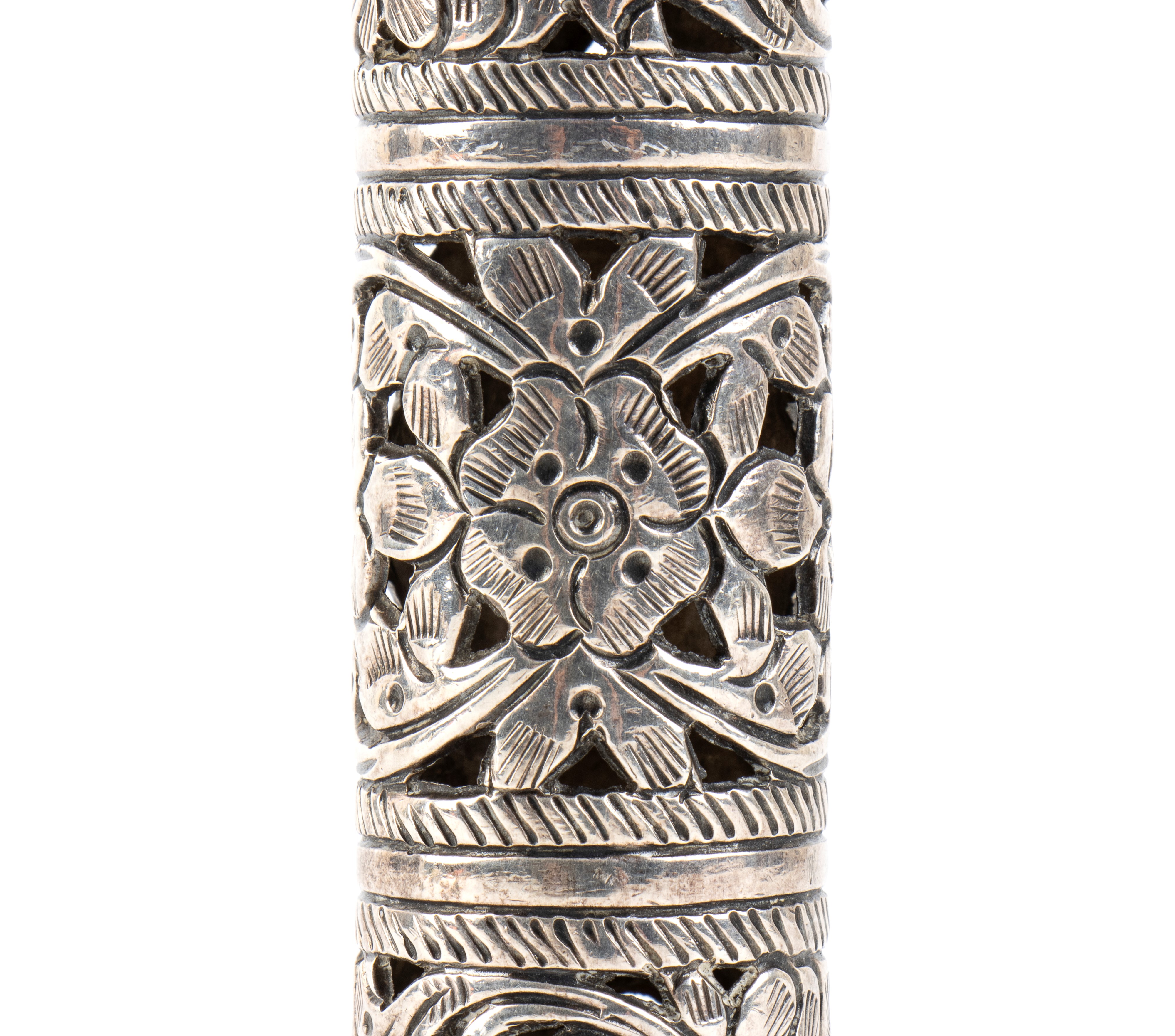 Ètui in argento 925, con corpo traforato e cartiglio inciso “C.S.”