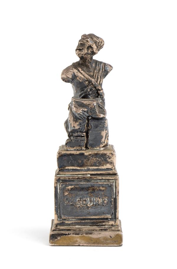 Scultura italiana in argento raffigurante la statua parlante di 