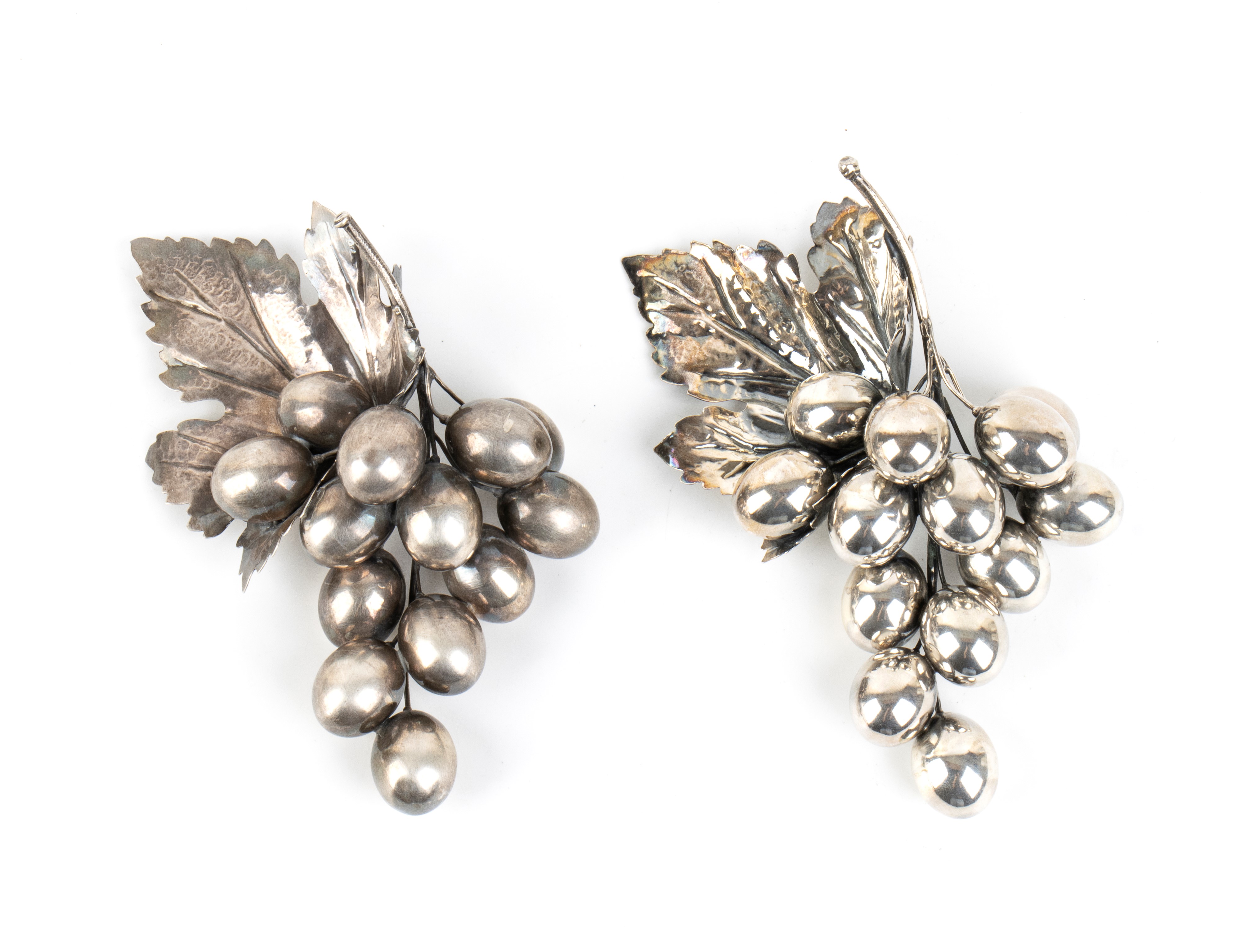 Mario Buccellati - Coppia di grappoli d’uva in argento sbalzato e cesellato (Italia, XX secolo)