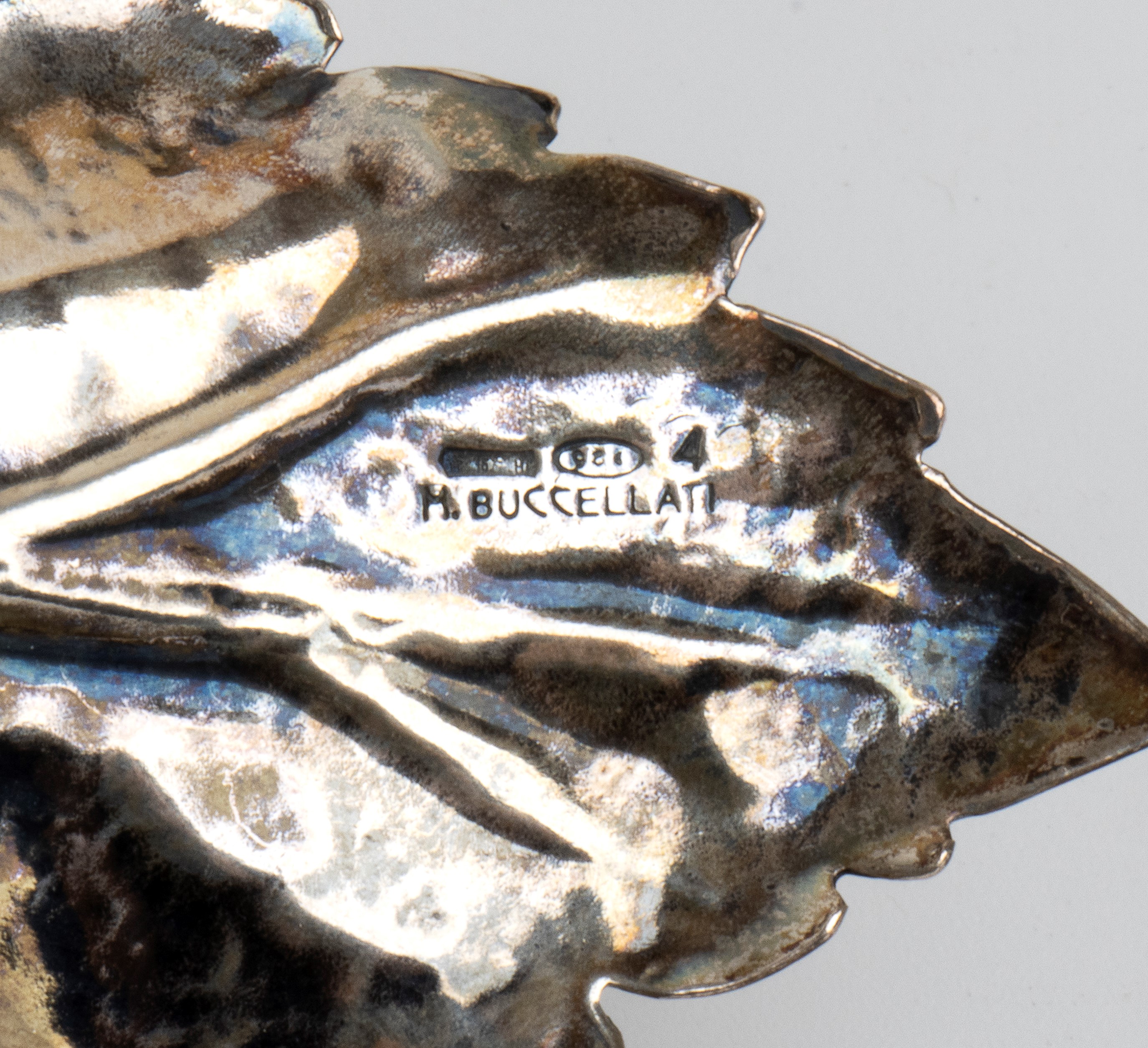Mario Buccellati - Coppia di grappoli d’uva in argento sbalzato e cesellato (Italia, XX secolo)