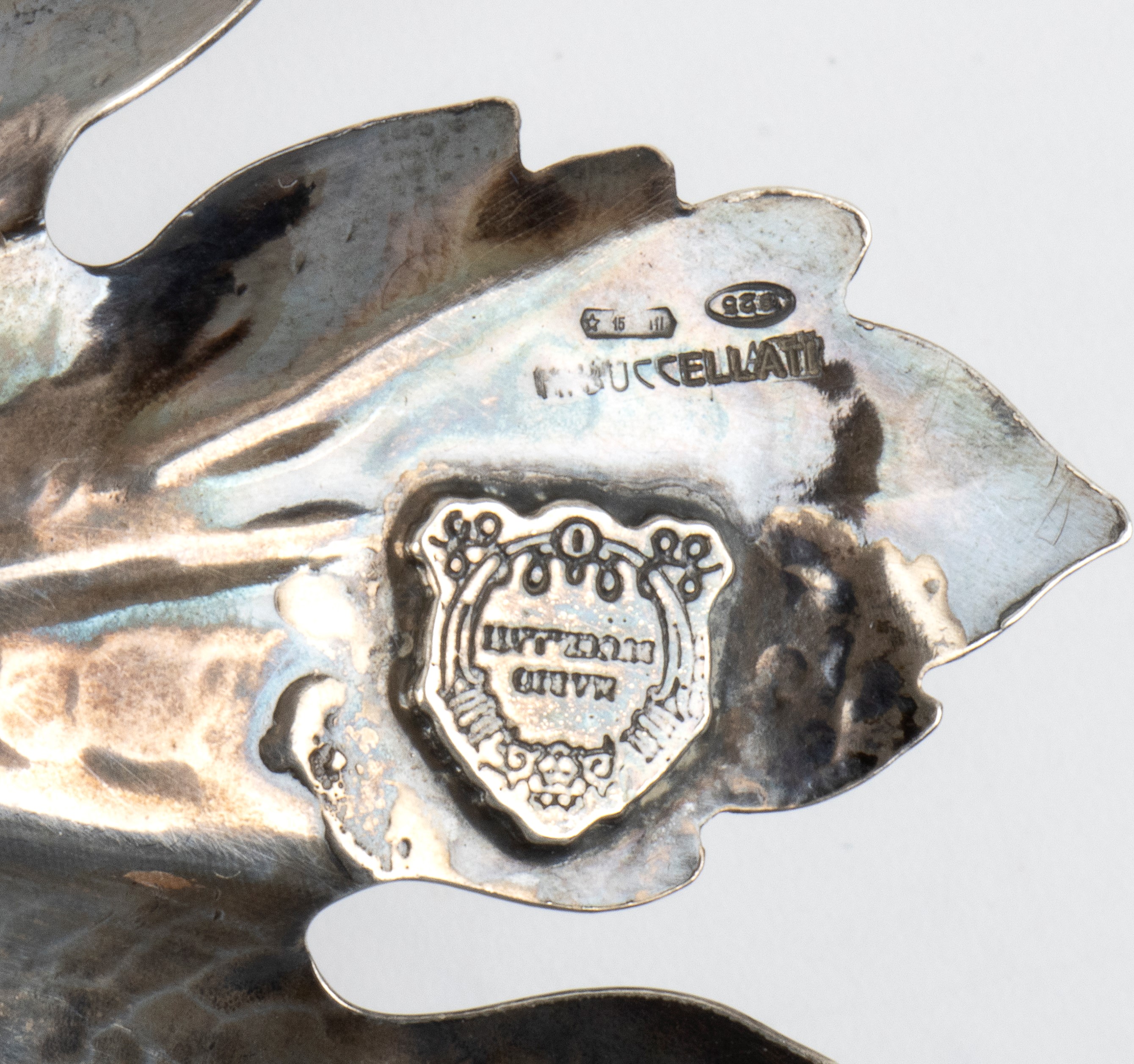 Mario Buccellati - Coppia di grappoli d’uva in argento sbalzato e cesellato (Italia, XX secolo)