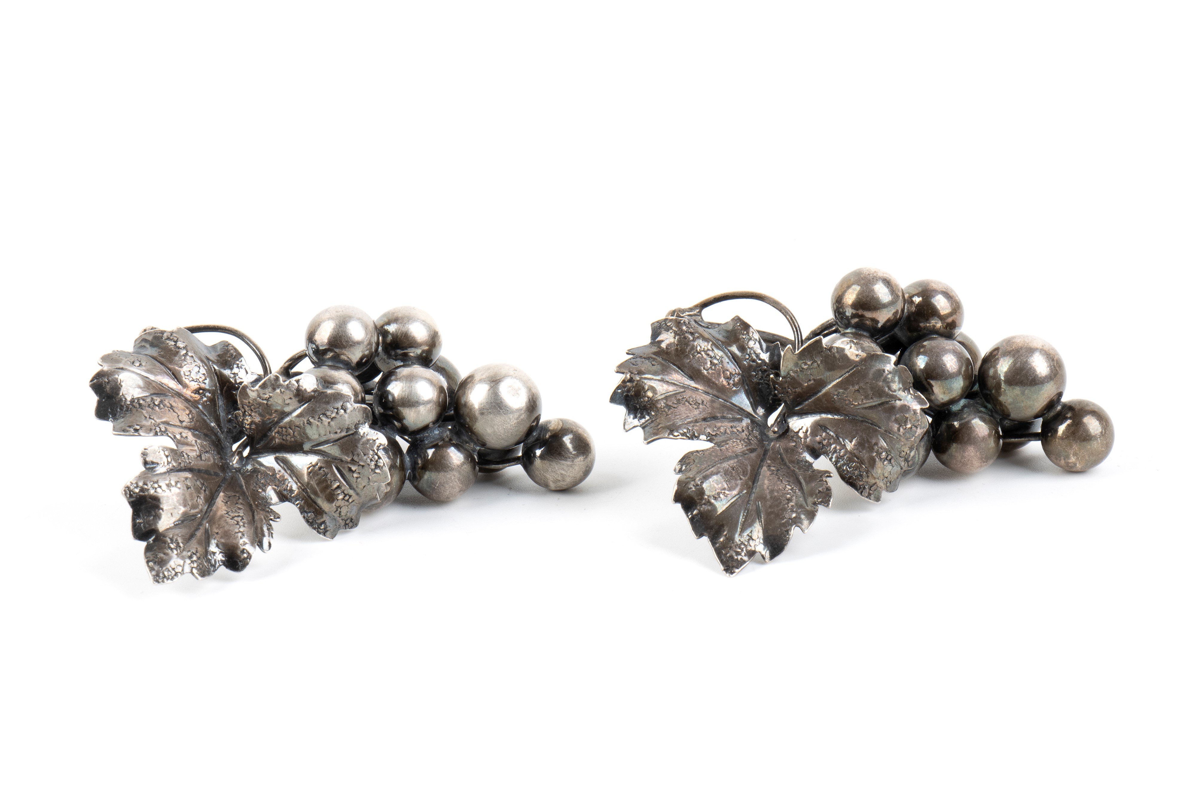 Mario Buccellati - Coppia di grappoli d’uva in argento sbalzato (925/1000)