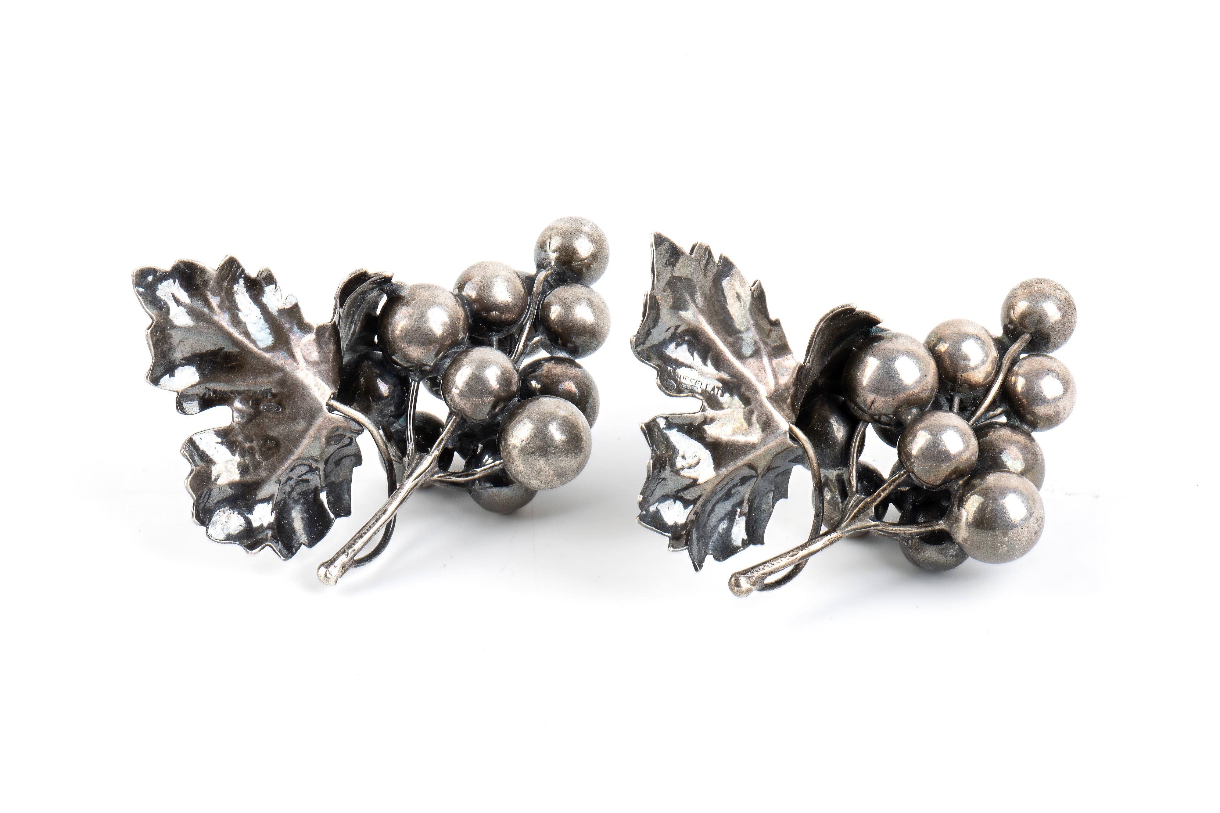 Mario Buccellati - Coppia di grappoli d’uva in argento sbalzato (925/1000)