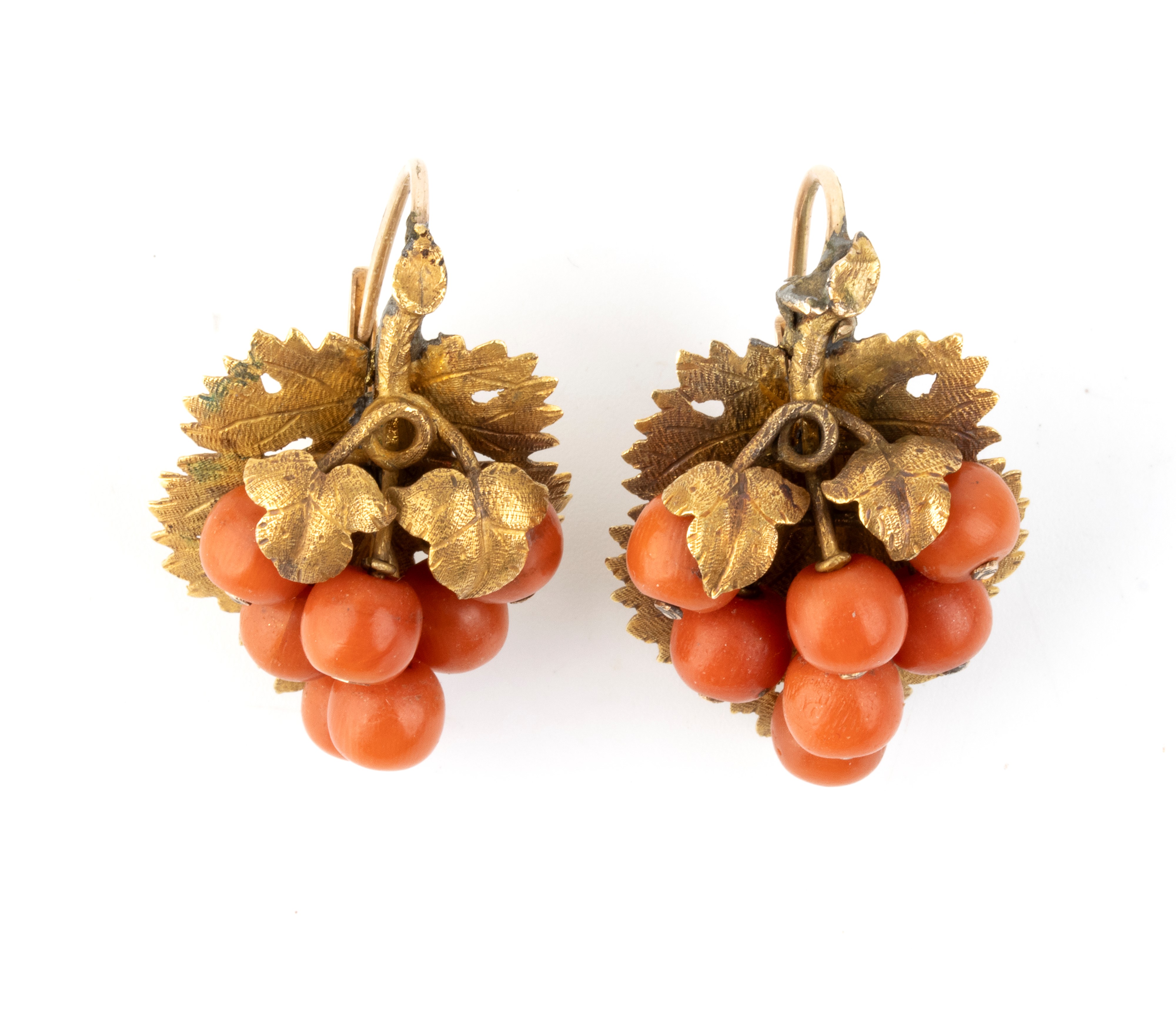 Orecchini in oro giallo 14k e corallo Mediterraneo (Coralium Rubrum), motivo foglia di vite e gra...