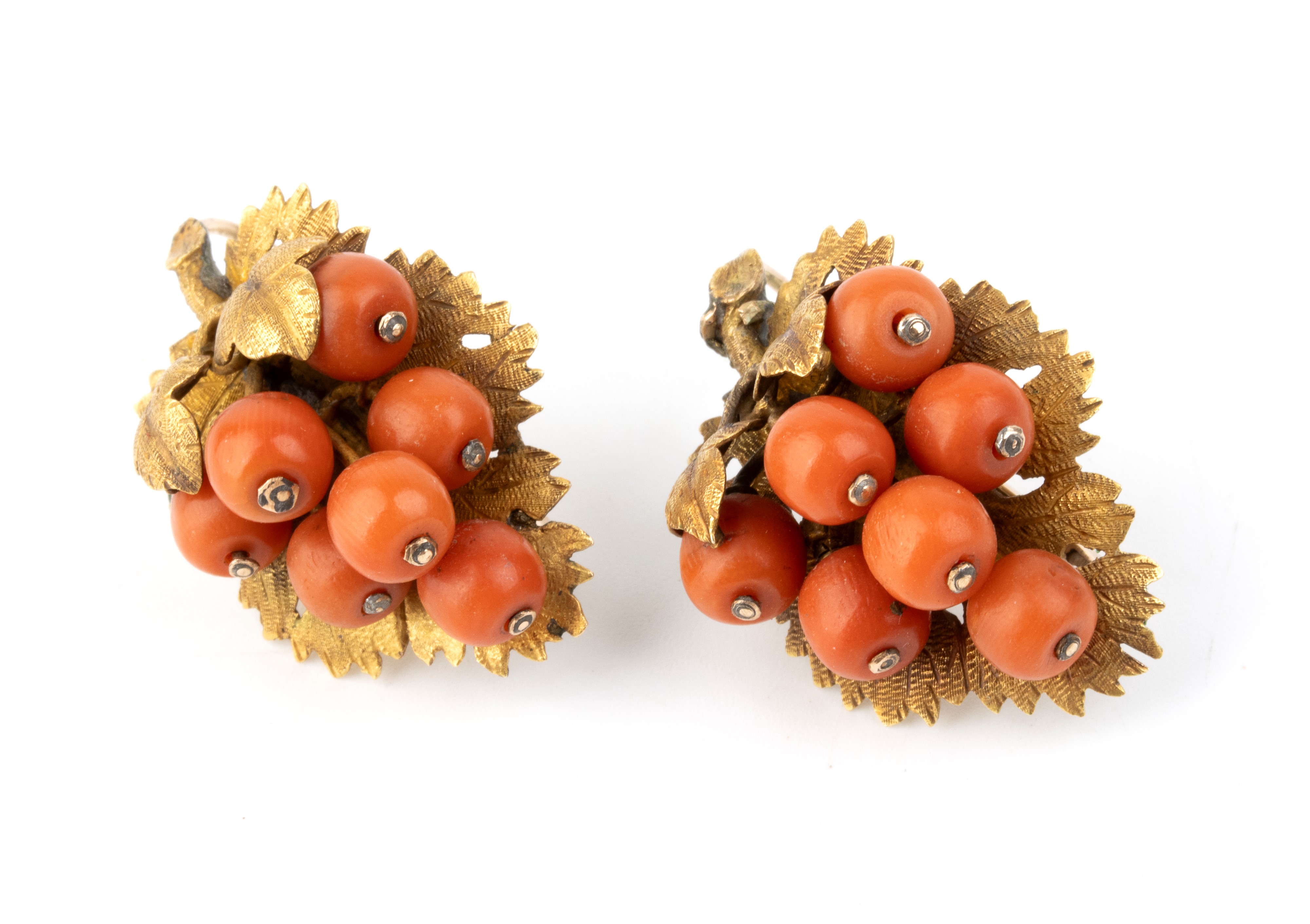 Orecchini in oro giallo 14k e corallo Mediterraneo (Coralium Rubrum), motivo foglia di vite e gra...